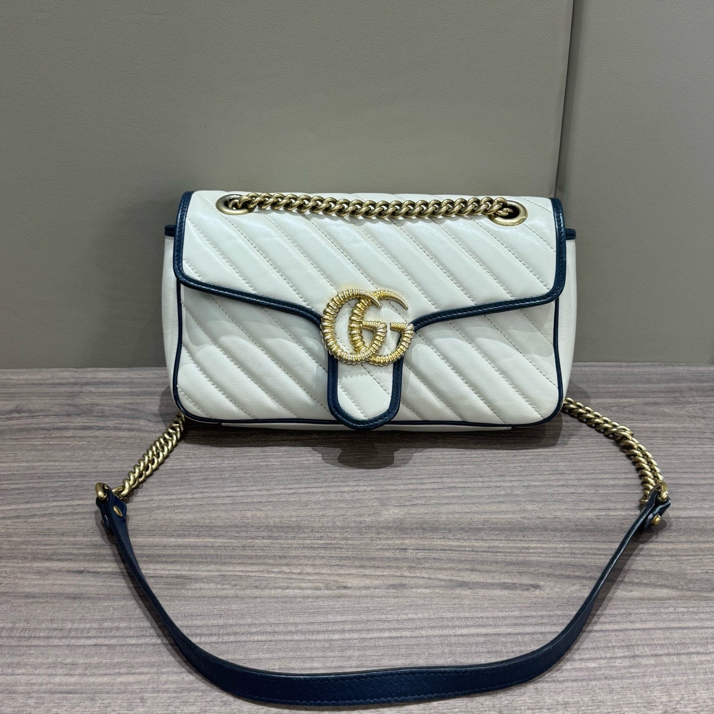 Gucci - GG Marmont Matelassé Shoulder Bag 26 - Leather - White with Navy Trim - (Medium)