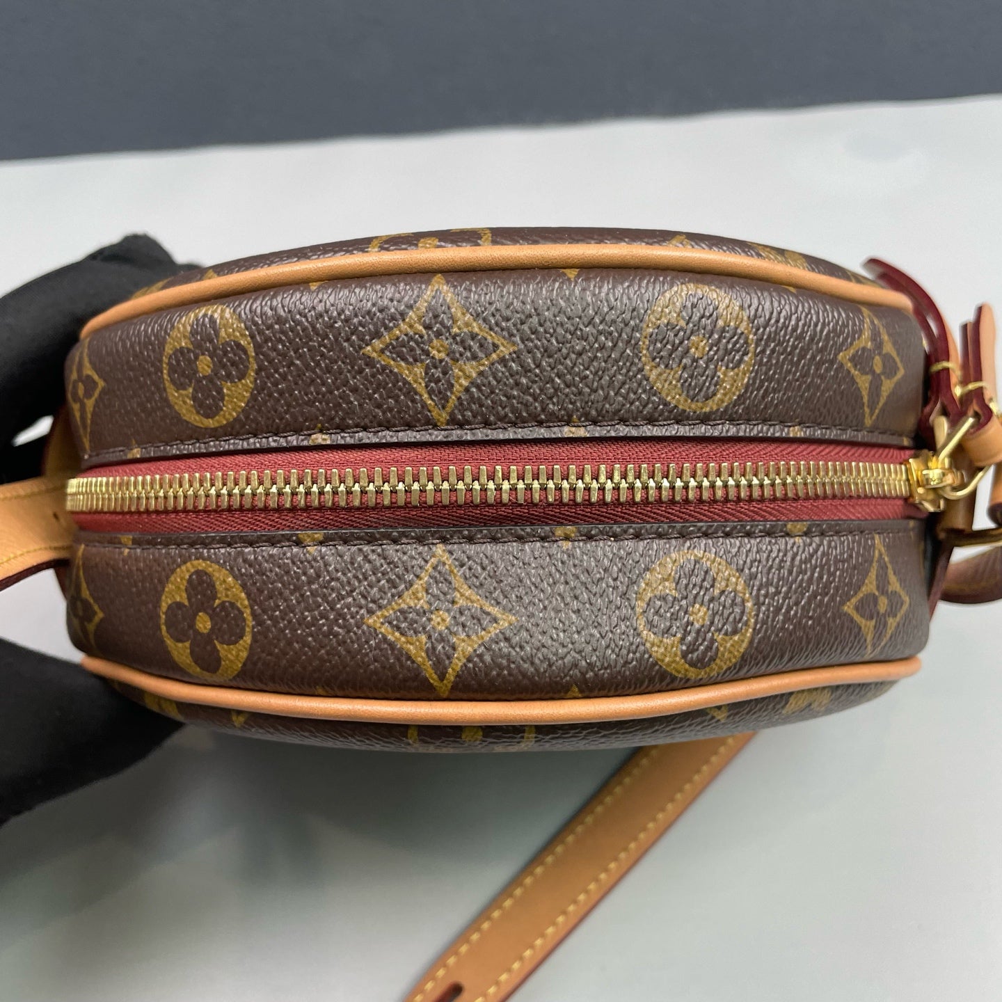 Louis Vuitton - Boîte Chapeau Souple PM - Monogram coated canvas with natural cowhide leather trim - Brown Monogram with natural Vachetta leather and red accents - (Mini)