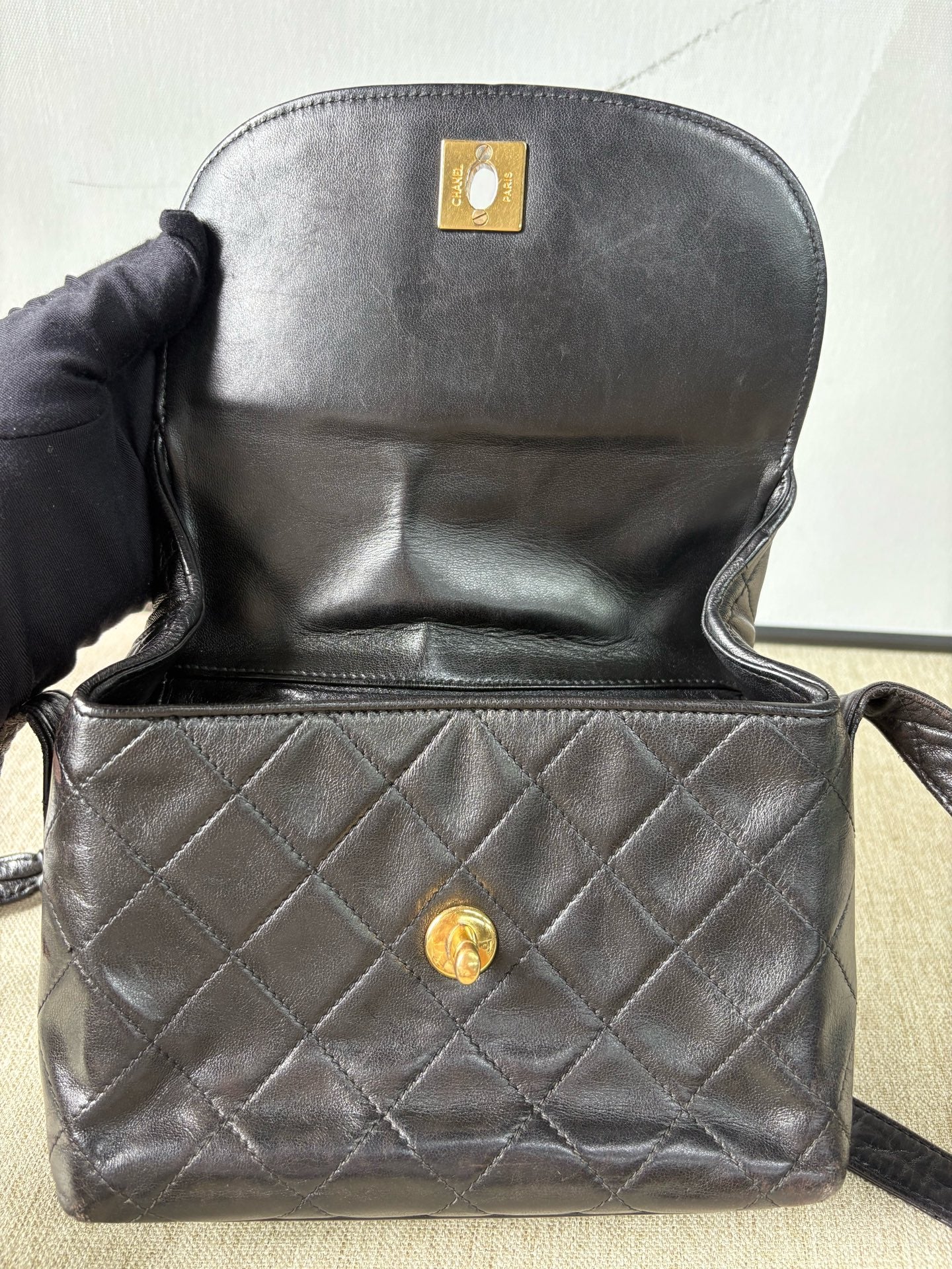 Chanel - Vintage Flap Messenger Bag - Lambskin leather - Black - (Medium)