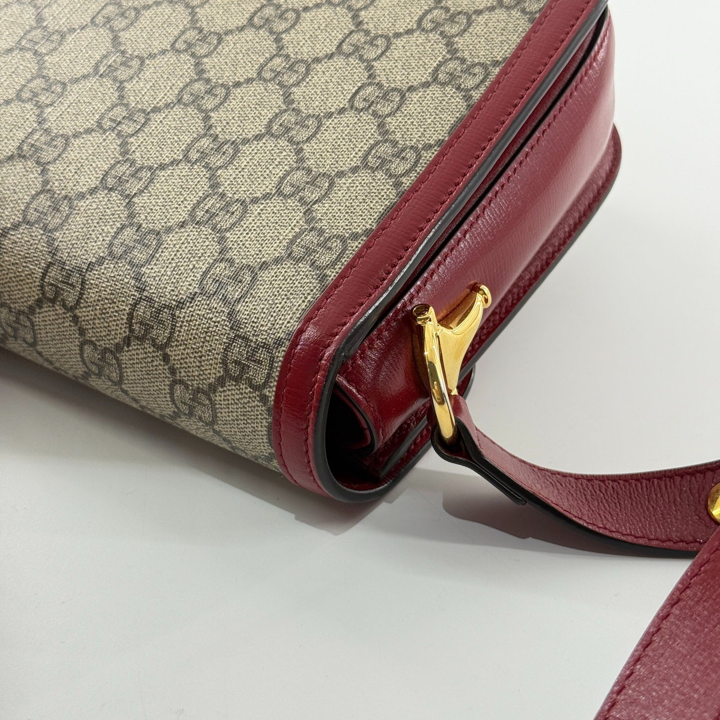 Gucci - 1955 Horsebit Medium Saddle Bag - GG Supreme coated canvas with leather trim - Multicolour (Beige/Brown and Red) - (medium)