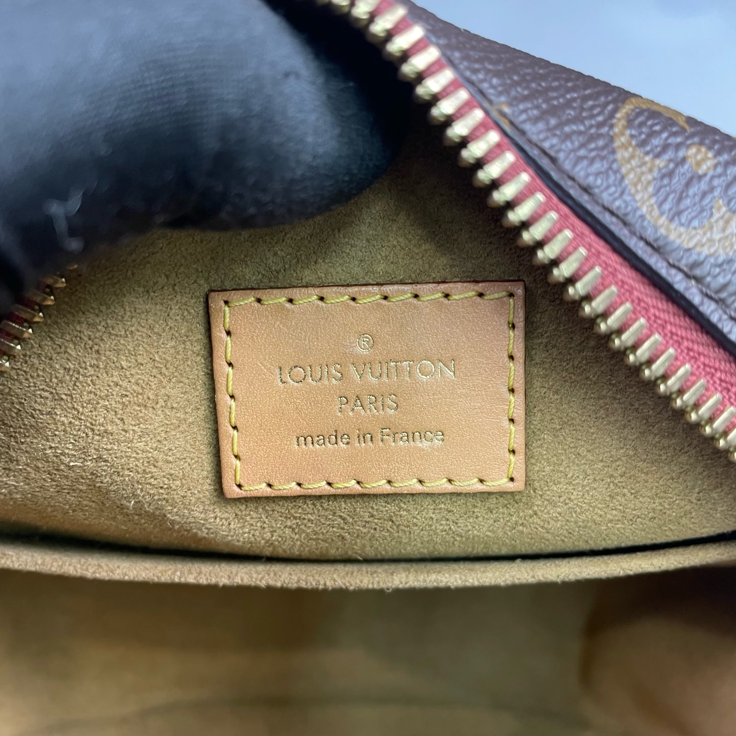 Louis Vuitton - Boîte Chapeau Souple PM - Monogram coated canvas with natural cowhide leather trim - Brown Monogram with natural Vachetta leather and red accents - (Mini)
