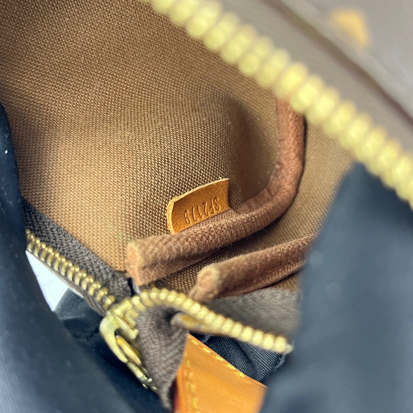 Louis Vuitton - Mini Pochette Accessoires - Monogram coated canvas with natural cowhide leather trim - Brown - (mini)