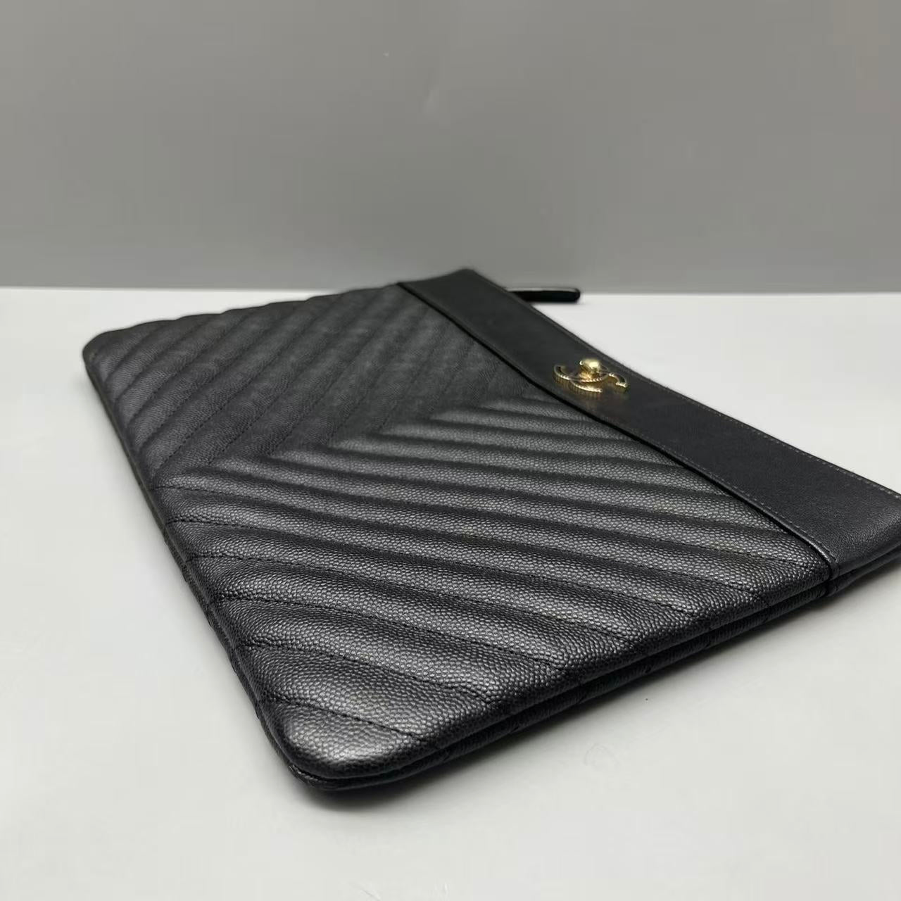 Chanel - V-Quilted Envelope Clutch - Caviar leather - Black - (medium)