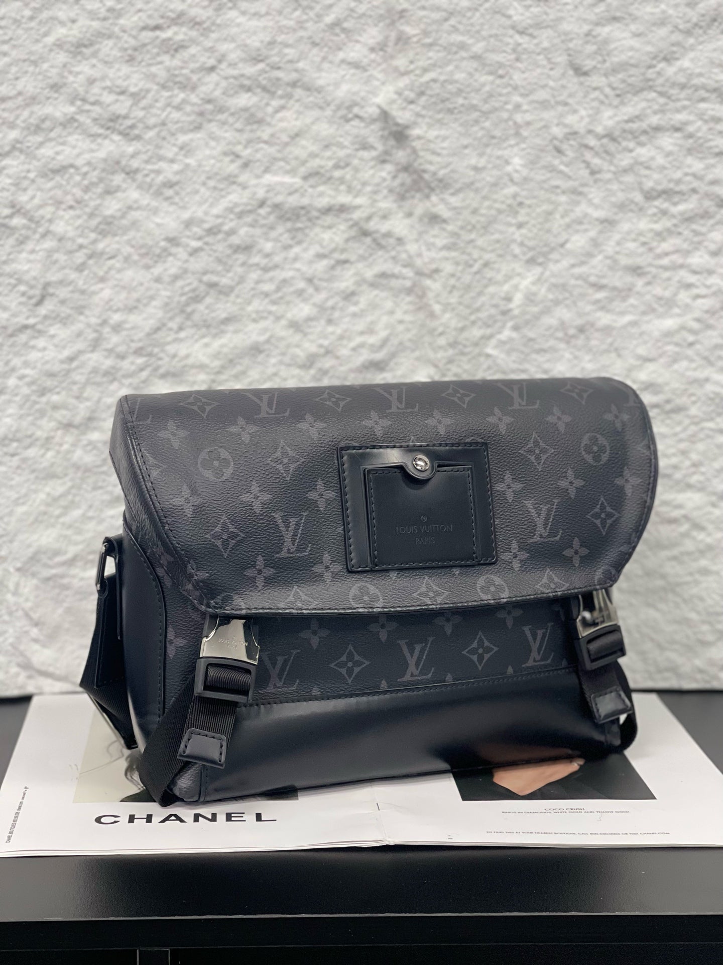 Louis Vuitton - Voyager Messenger Bag - Monogram Eclipse coated canvas with cowhide leather trim - Black - (Medium)