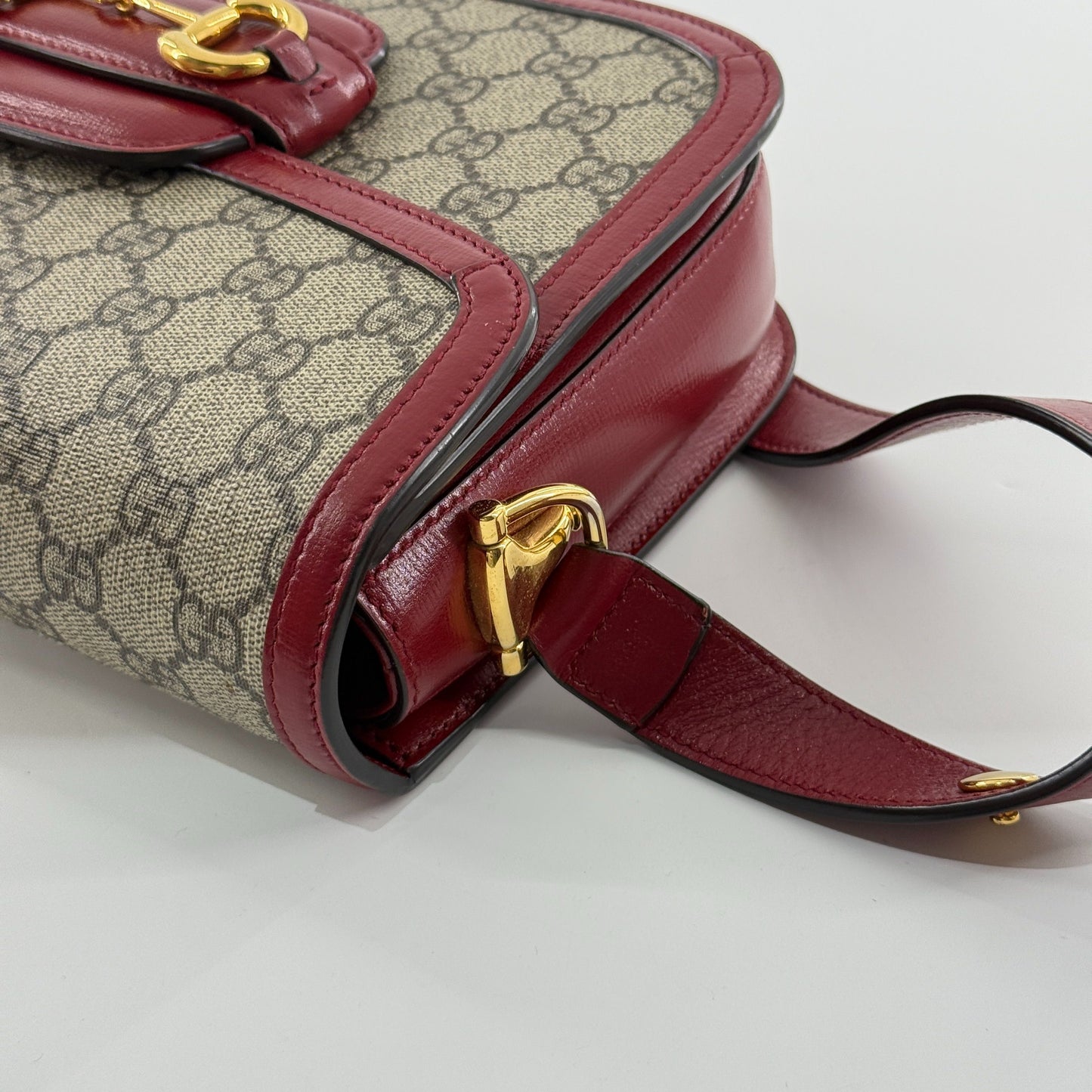 Gucci - 1955 Horsebit Medium Saddle Bag - GG Supreme coated canvas with leather trim - Multicolour (Beige/Brown and Red) - (medium)
