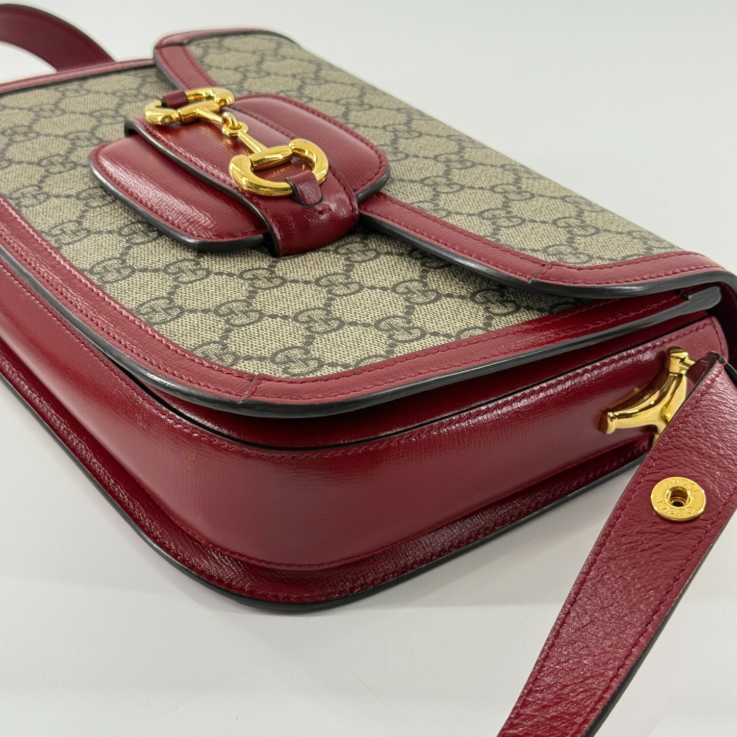 Gucci - 1955 Horsebit Medium Saddle Bag - GG Supreme coated canvas with leather trim - Multicolour (Beige/Brown and Red) - (medium)