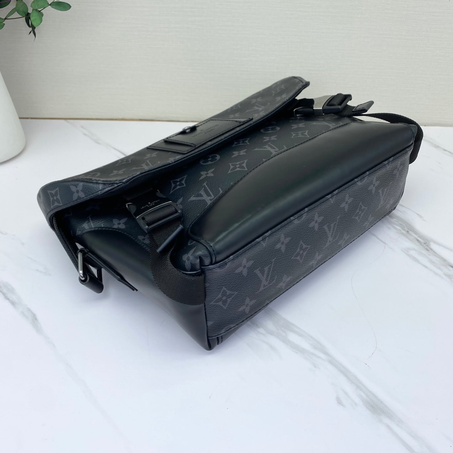 Louis Vuitton - Voyager Messenger - Monogram Eclipse coated canvas with leather trim - Black - (Medium)
