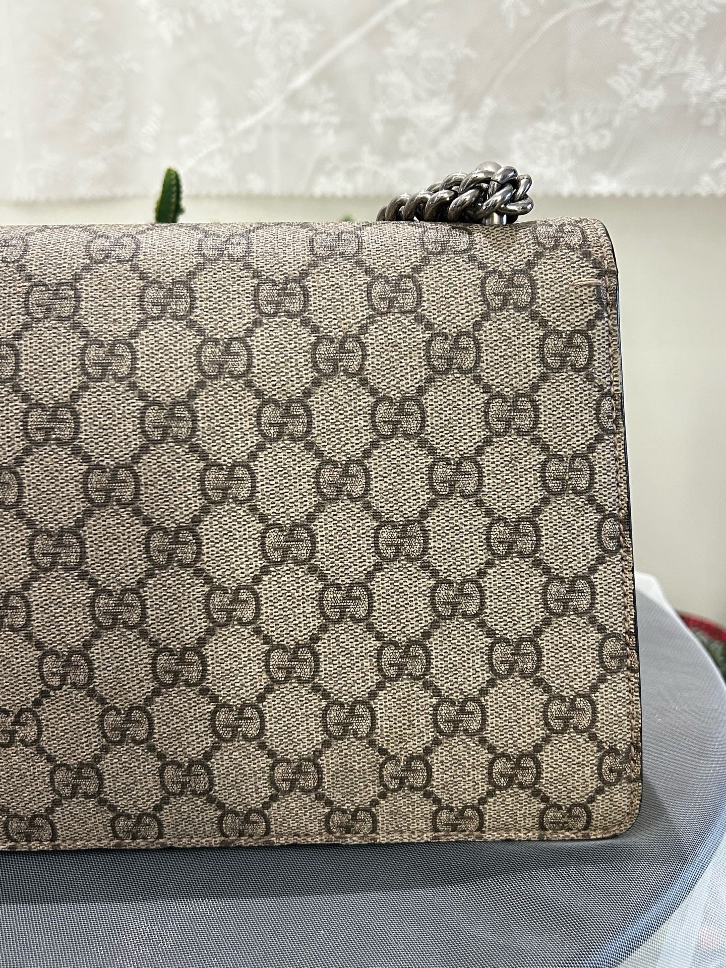 Gucci - Dionysus Shoulder Bag - GG Supreme canvas with suede interior and leather trim - Beige and ebony GG Supreme with red interior and antiqued silver-tone hardware - (Medium)