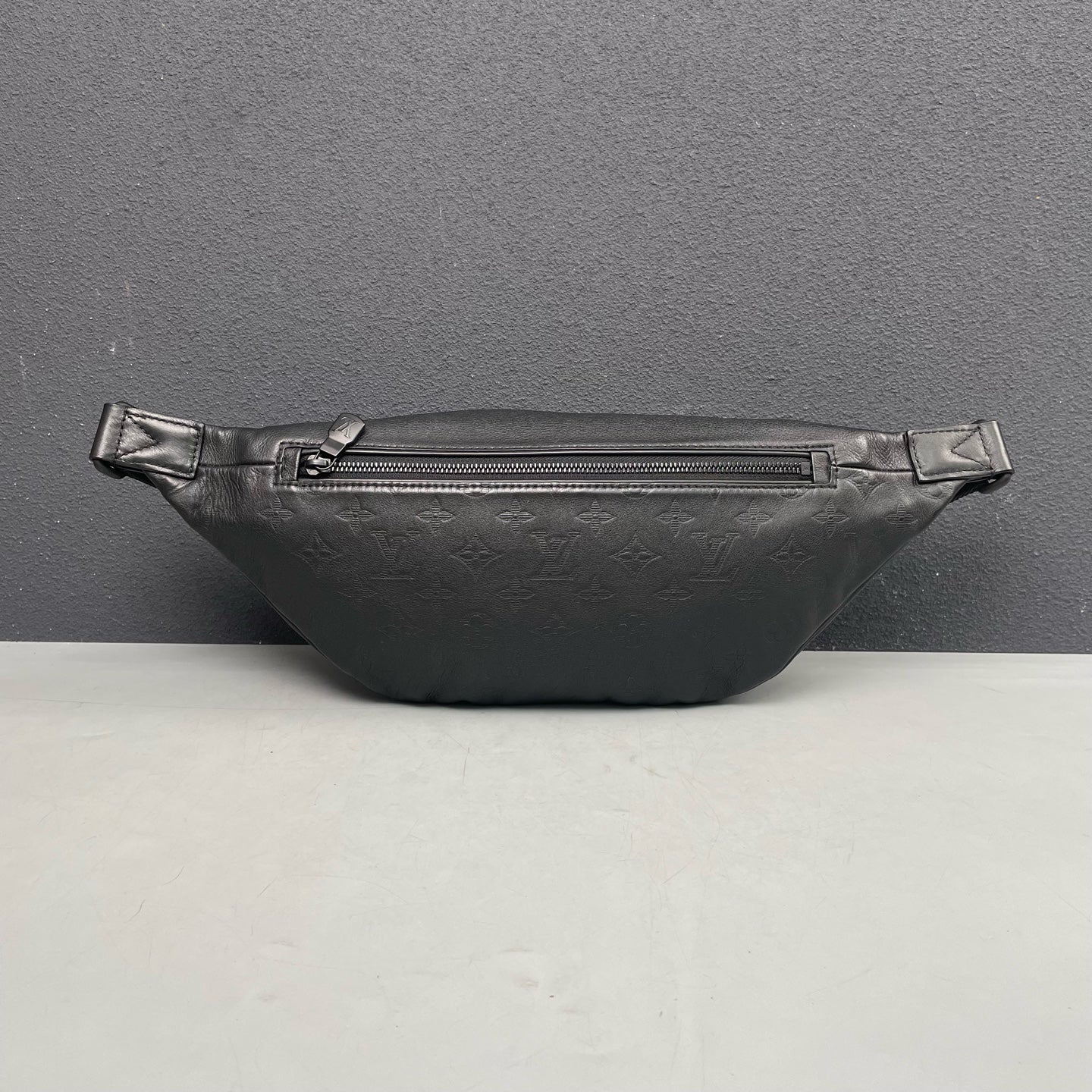 Louis Vuitton - Discovery Bumbag - Leather - Black - (medium)