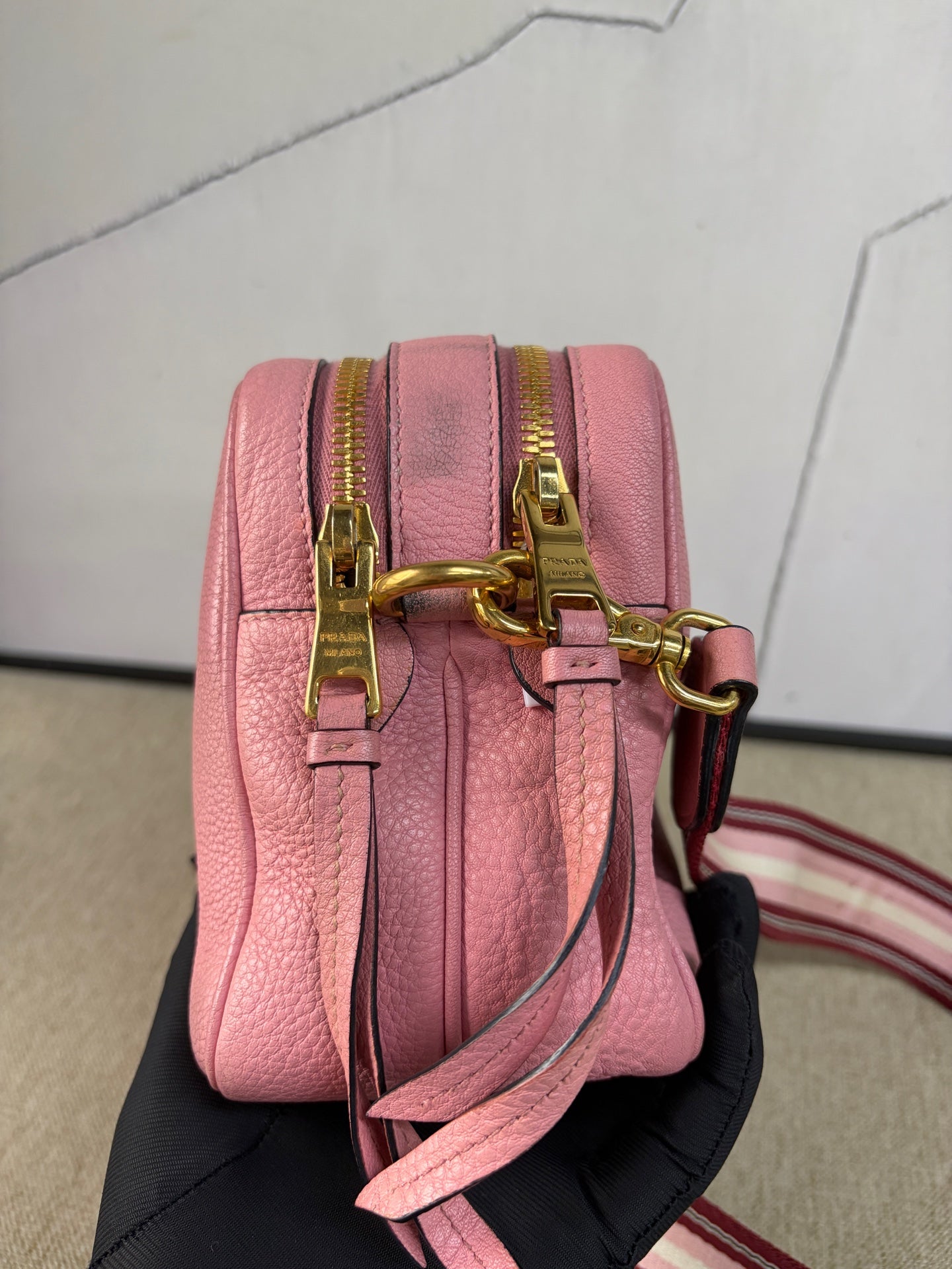 Prada - Vitello Daino Camera Bag - Grained calfskin leather - Pink with Gold-Tone Hardware - (Small)