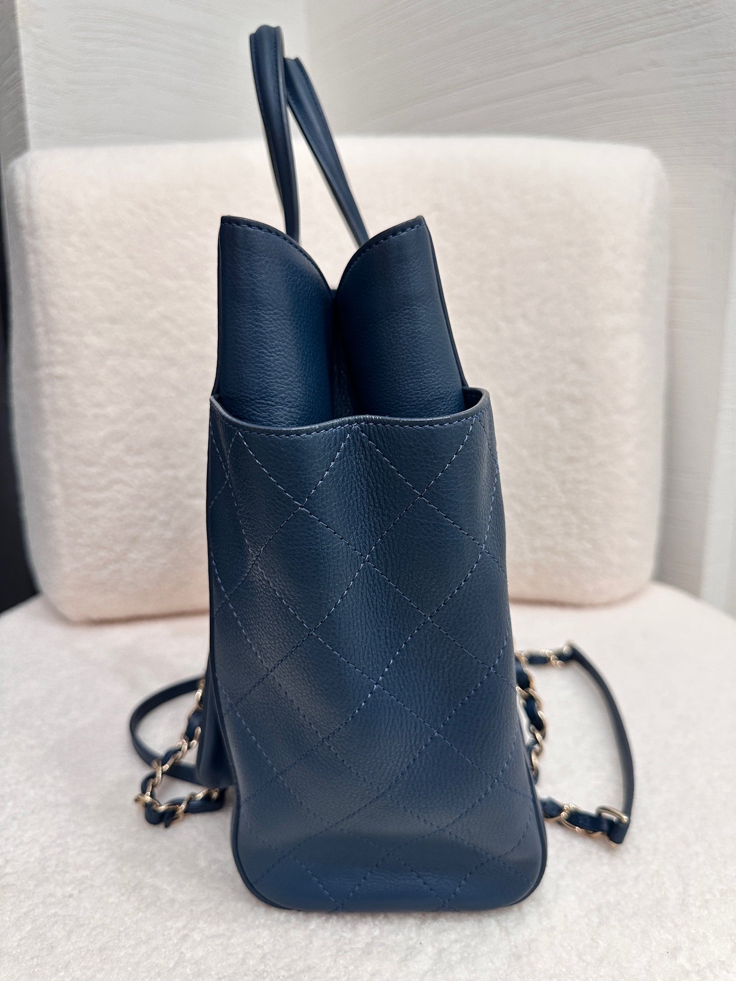 Chanel - Quilted Top Handle & Chain Strap Tote Bag - Grained leather - Blue - (Medium)