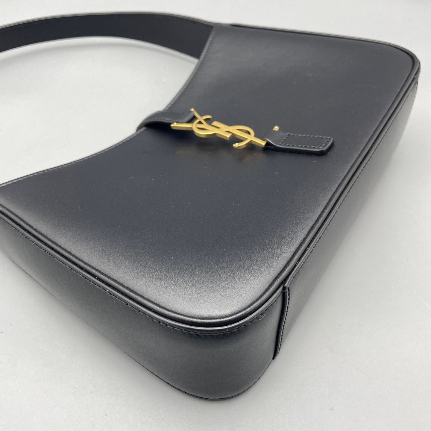 Saint Laurent - Hobo Shoulder Bag - Leather - Black - (Medium)