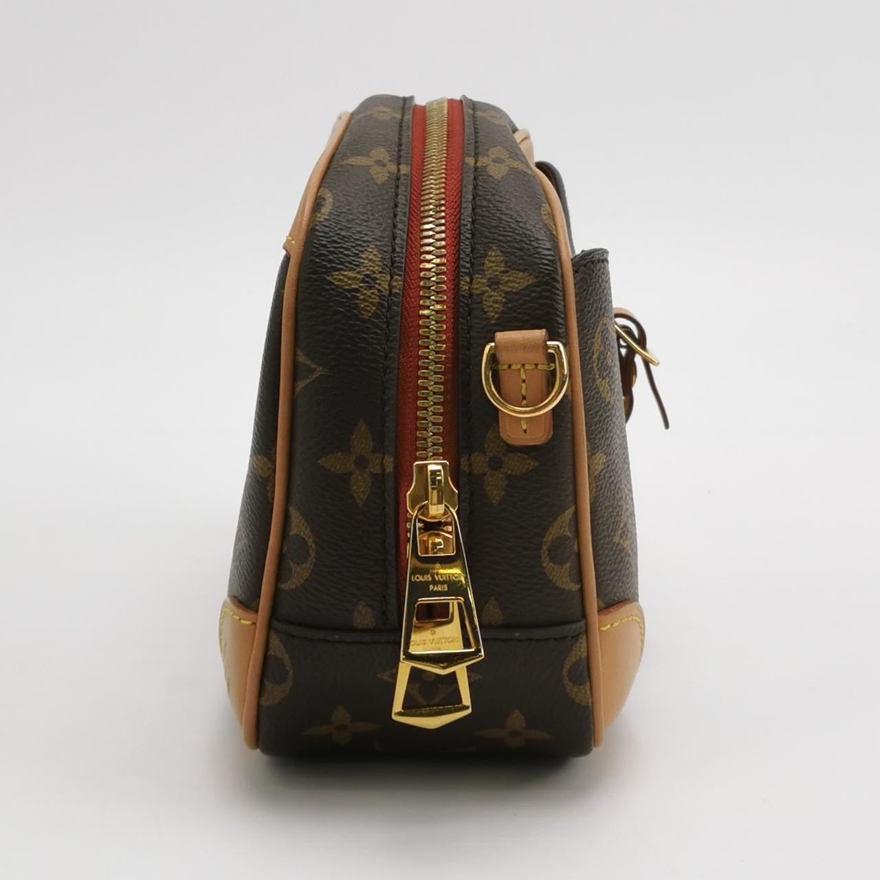 Louis Vuitton - Monogram Camera Bag - Monogram coated canvas with Vachetta leather trim - Brown - (small)