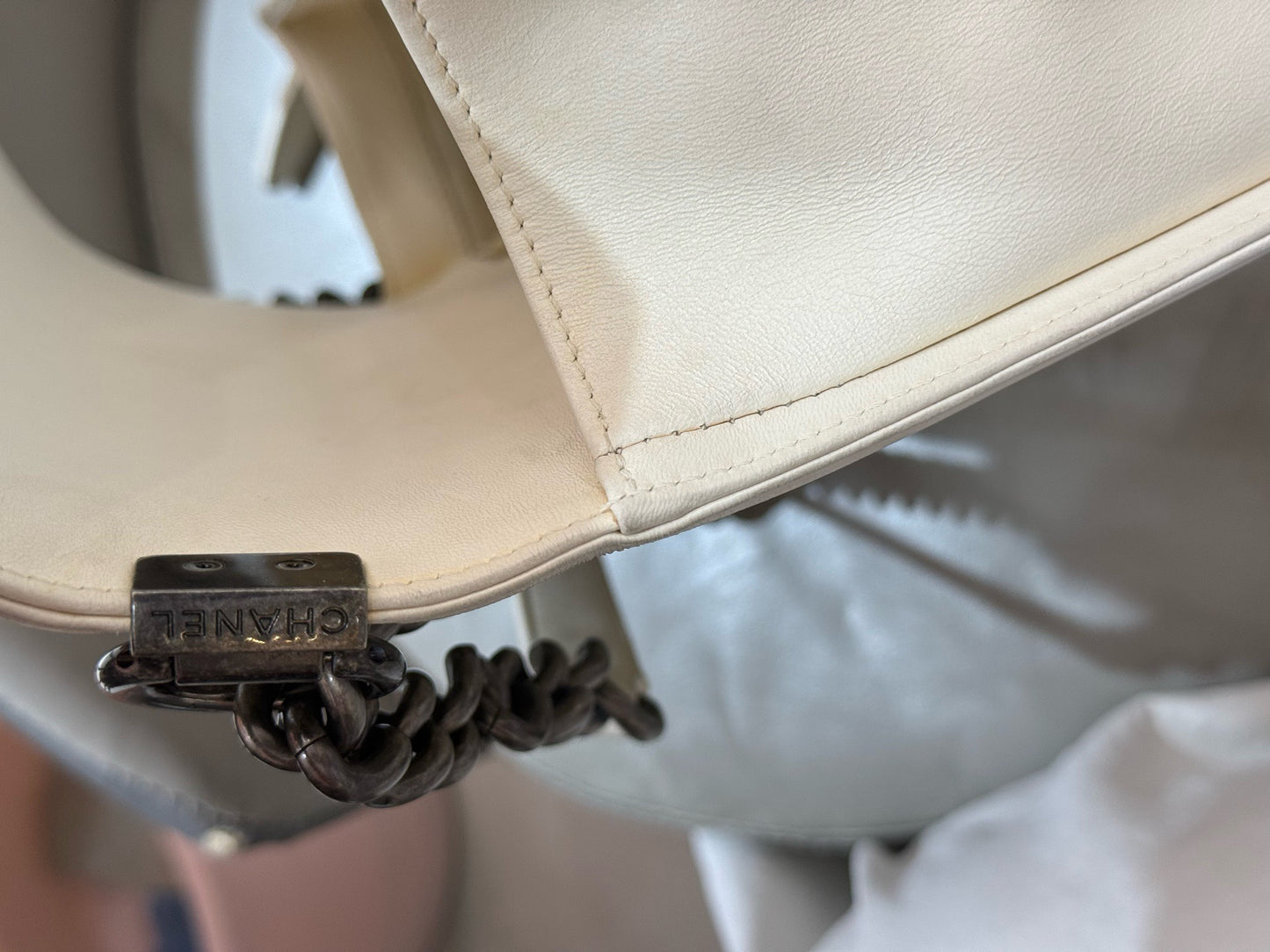 Chanel - Boy Bag - Calfskin leather - White - (medium)