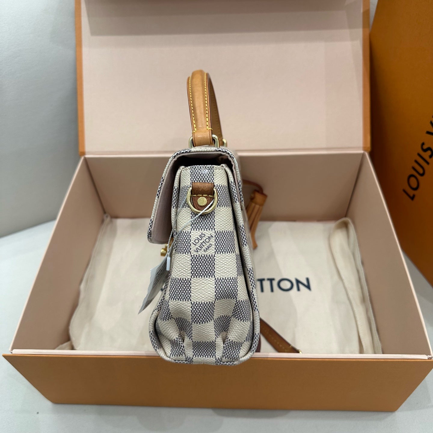Louis Vuitton - Pochette Métis Style Tassel Bag - Damier Azur coated canvas with natural cowhide leather (Vachetta) trim - White - (small)