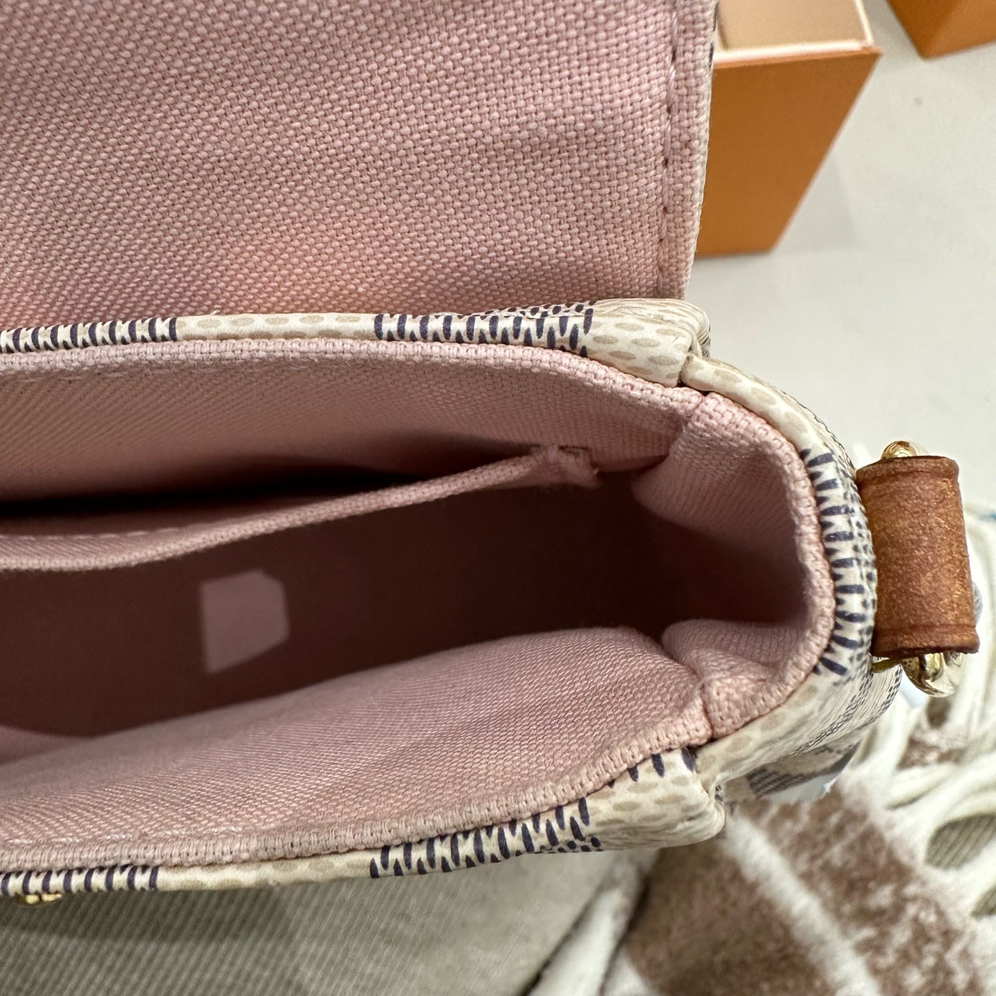 Louis Vuitton - Pochette Métis Style Tassel Bag - Damier Azur coated canvas with natural cowhide leather (Vachetta) trim - White - (small)