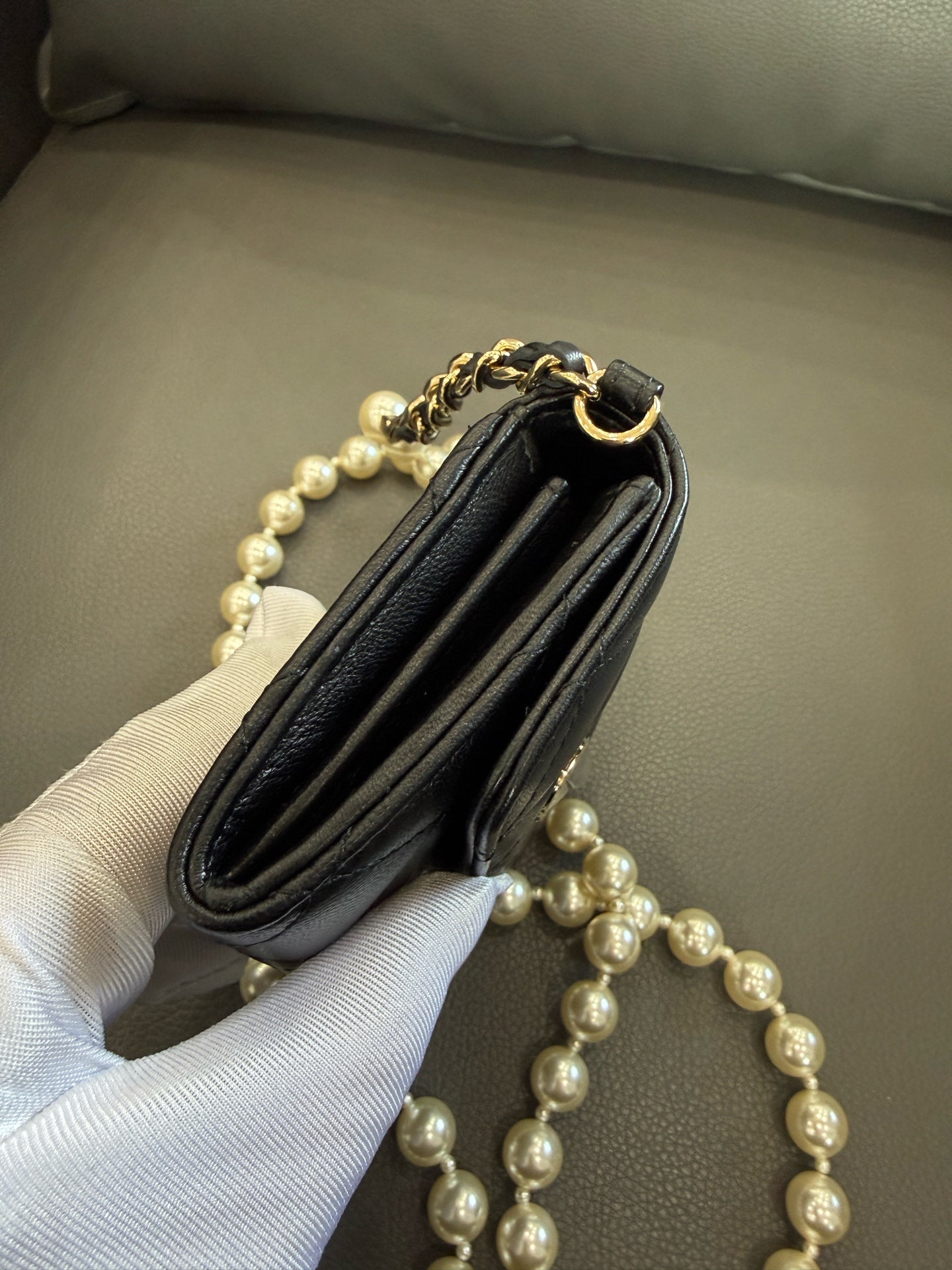 Chanel - 22P Pearl Chain Mini Clutch with Chain - Lambskin leather - Black - (mini)