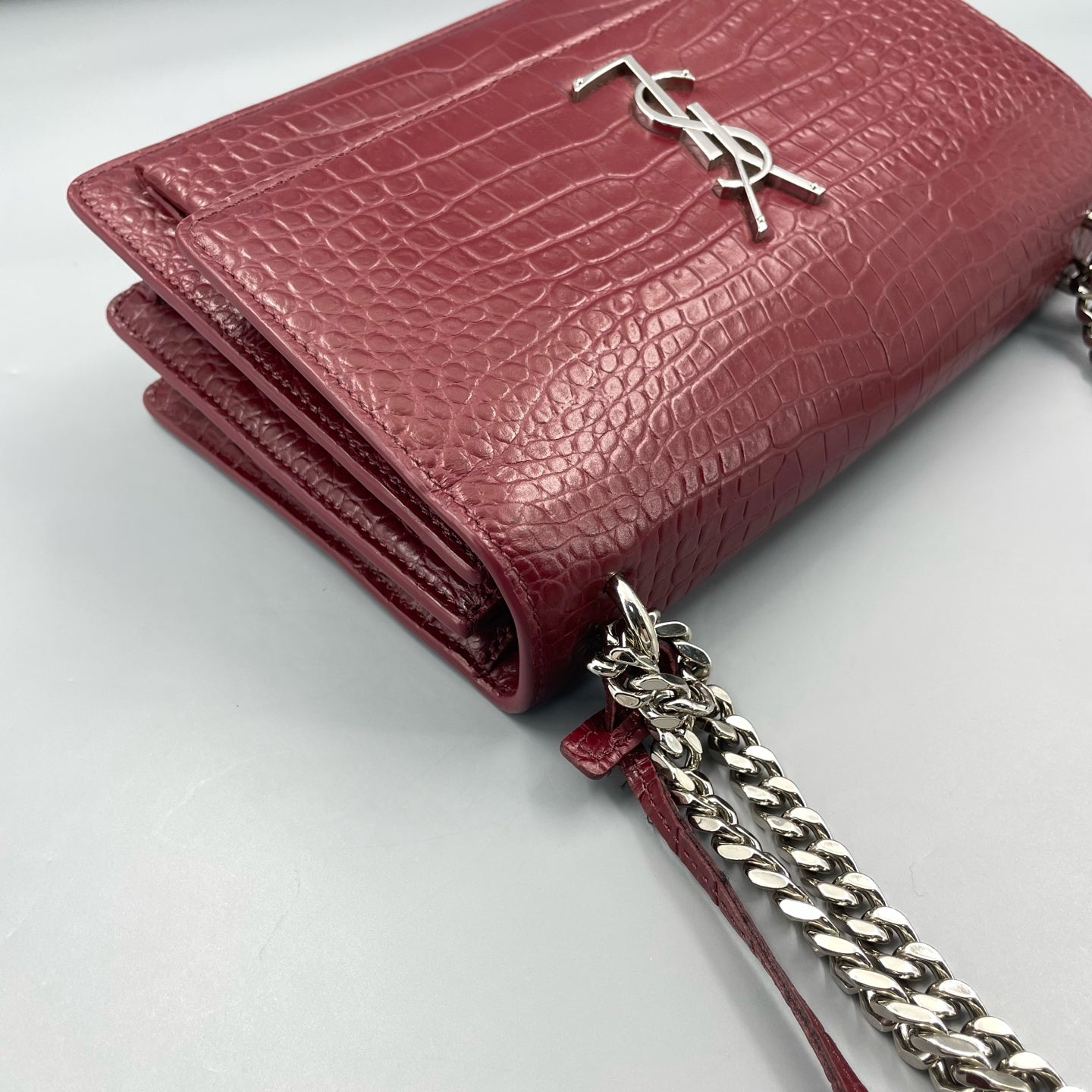 Saint Laurent - Sunset Medium - Calfskin leather with crocodile embossing - Burgundy - (Medium)