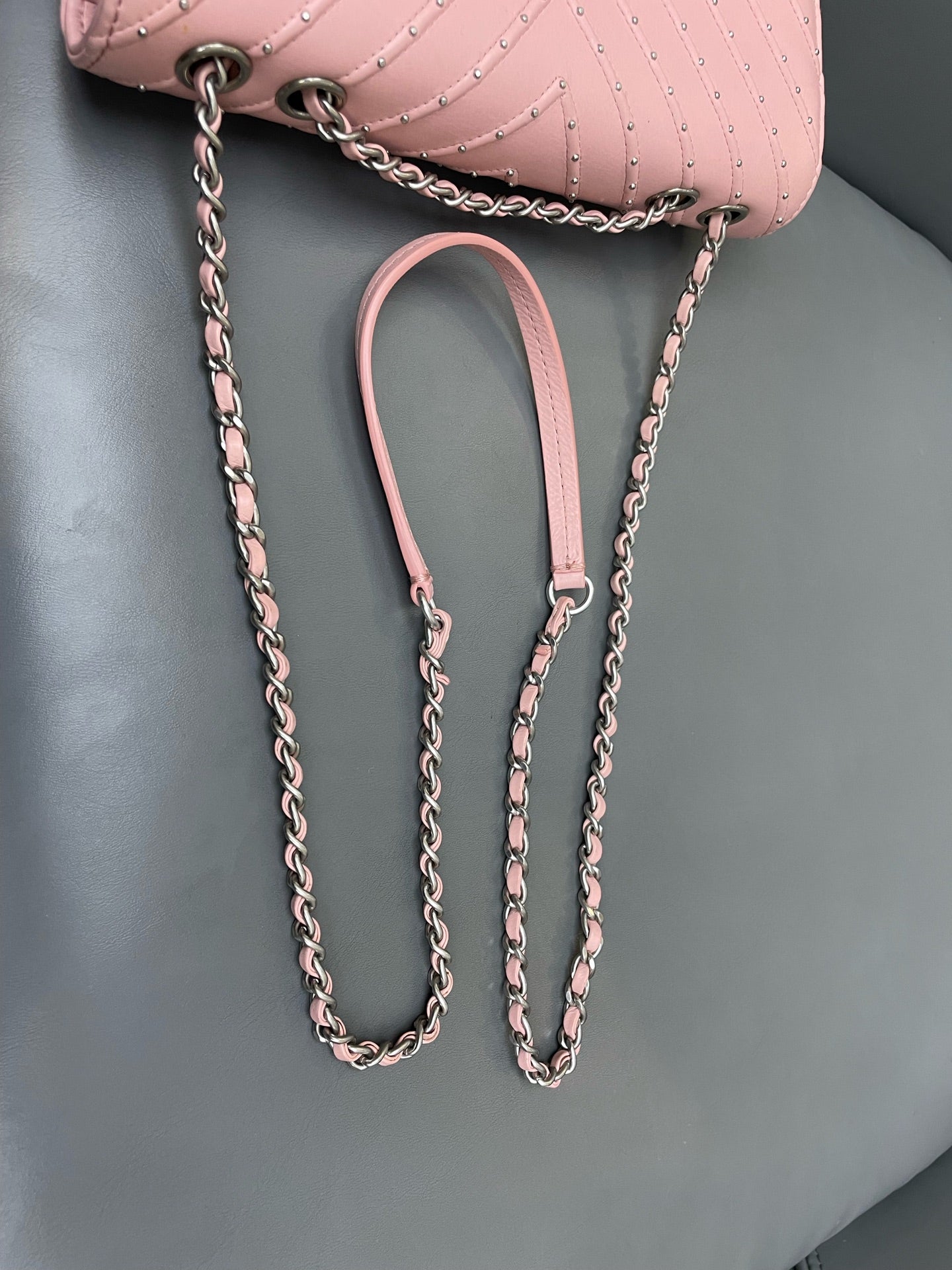 Chanel - Wallet On Chain (WOC) Studded Chevron - Lambskin leather - Pink - (Mini)