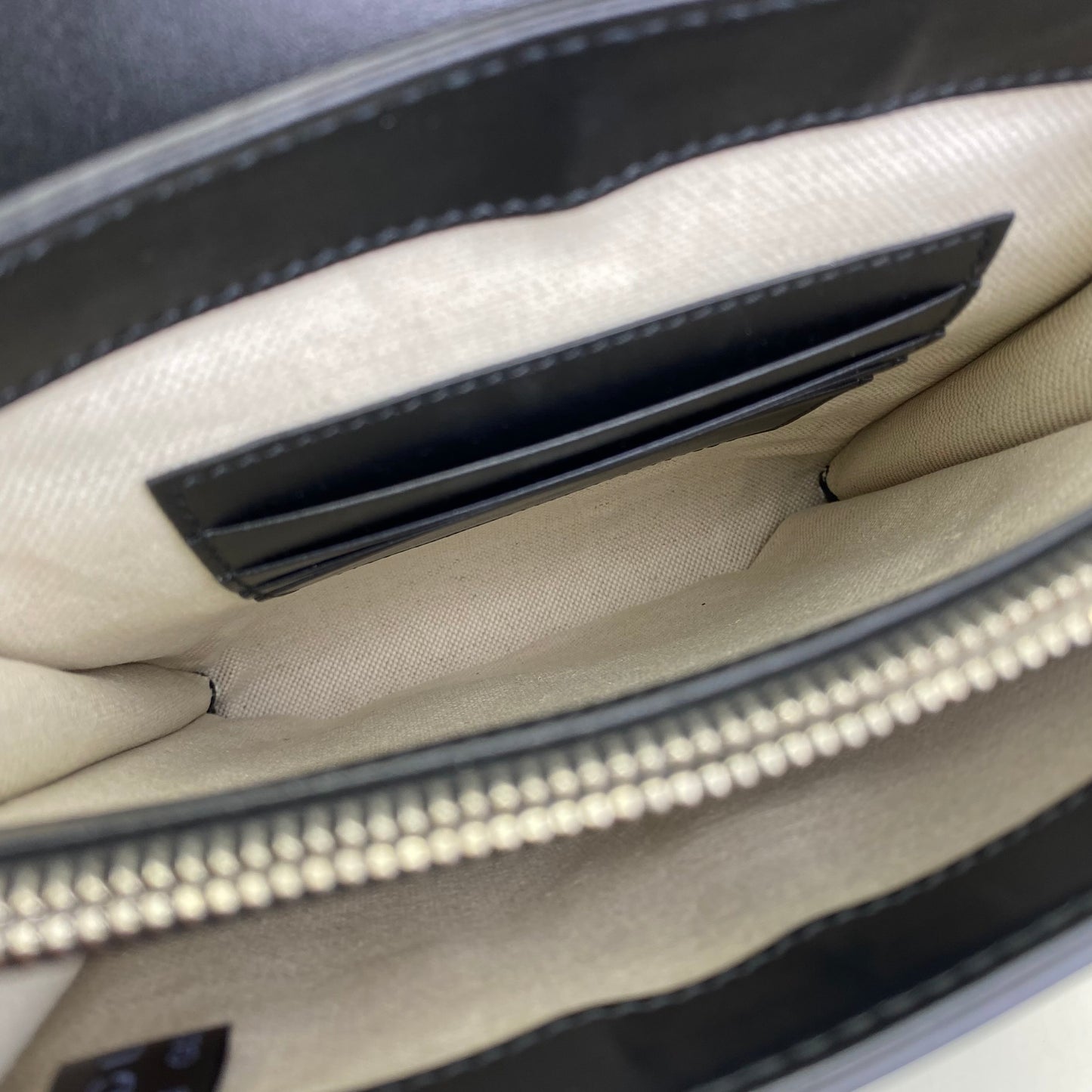 Gucci - GG Embossed Messenger Bag - Leather - Black - (medium)