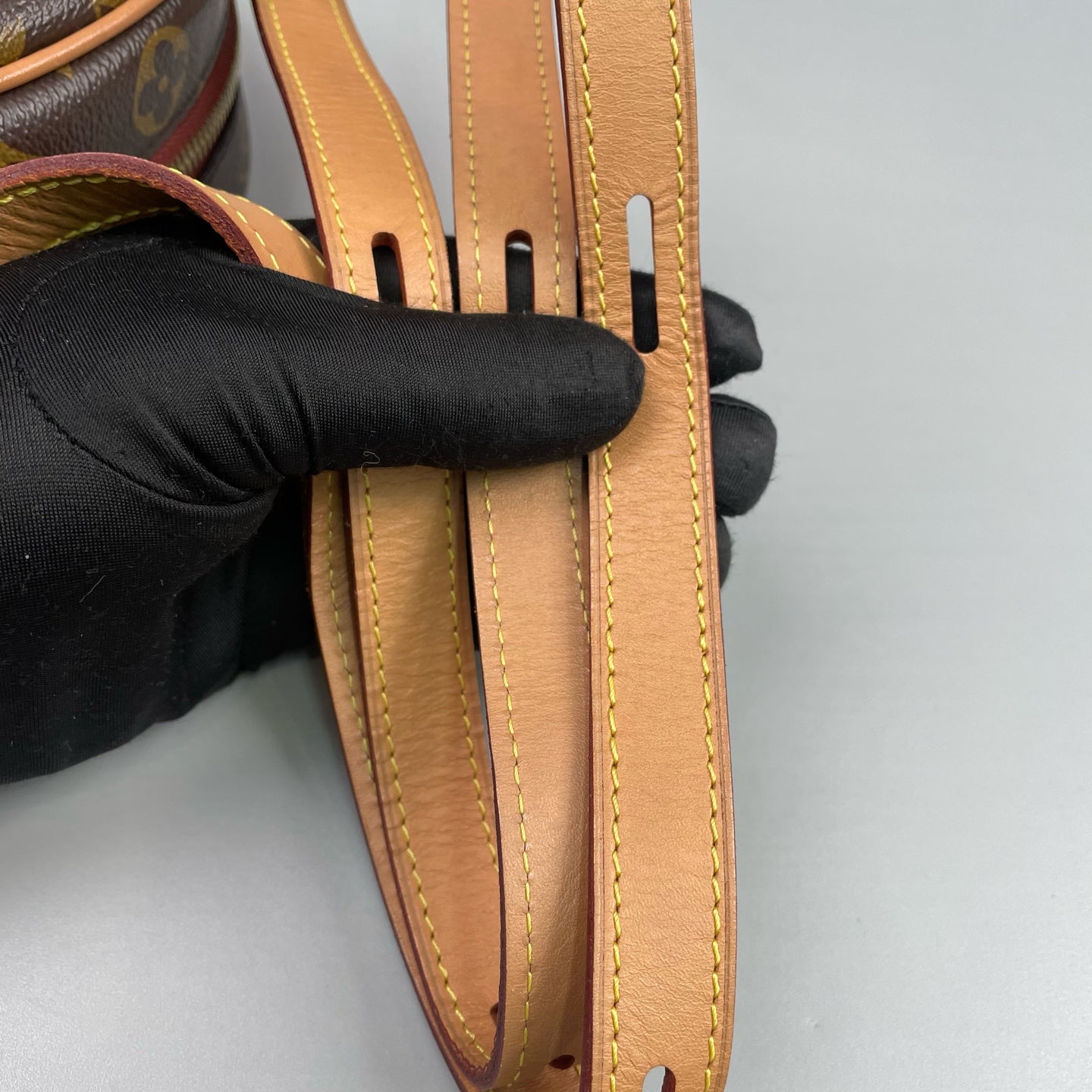 Louis Vuitton - Boîte Chapeau Souple PM - Monogram coated canvas with natural cowhide leather trim - Brown Monogram with natural Vachetta leather and red accents - (Mini)