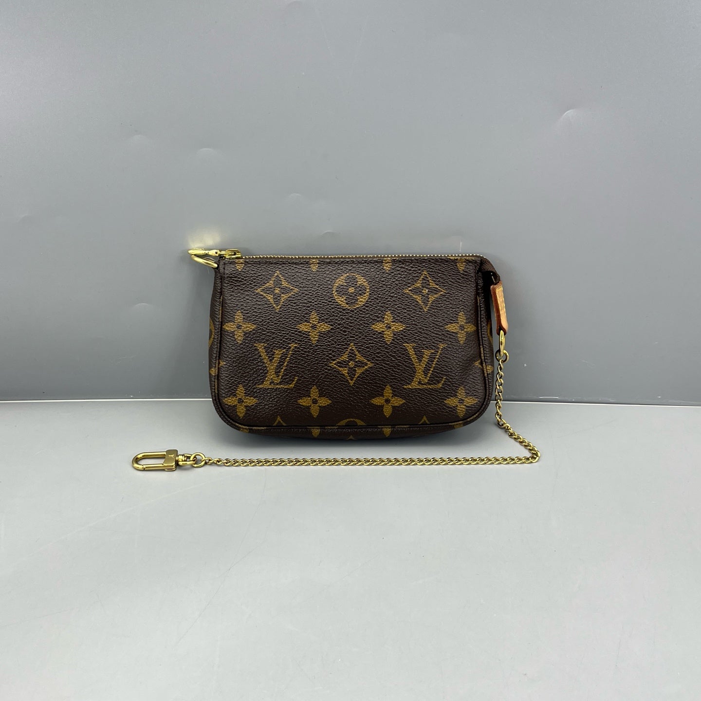 Louis Vuitton - Mini Pochette Accessoires - Monogram coated canvas with Vachetta leather trim and textile lining - Brown - (mini)
