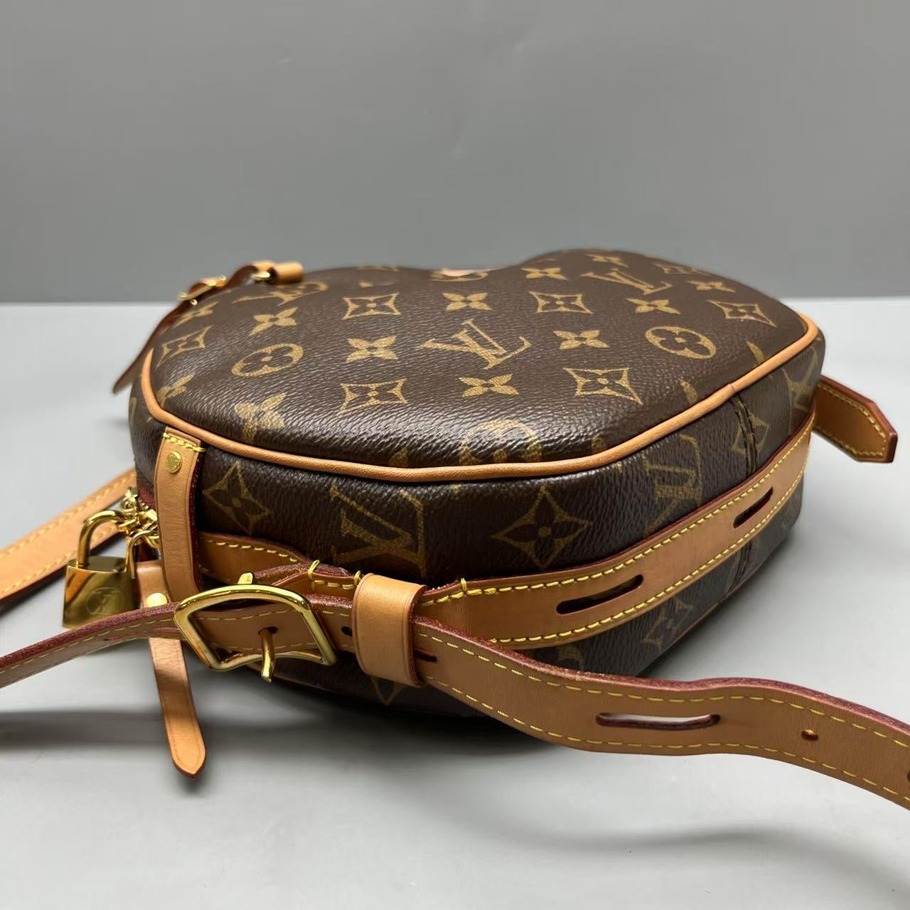 Louis Vuitton - Boîte Chapeau Souple - Monogram coated canvas with natural cowhide leather trim - Brown - (Large)