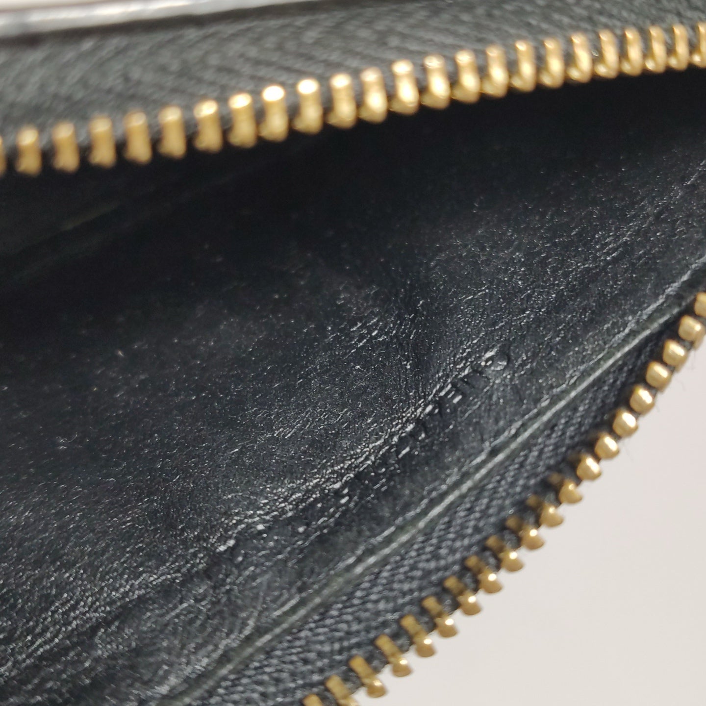 Saint Laurent - MONOGRAM MATELASSE Zippered Card Case 607915BOW011000 - Grained leather - Black - (Small)