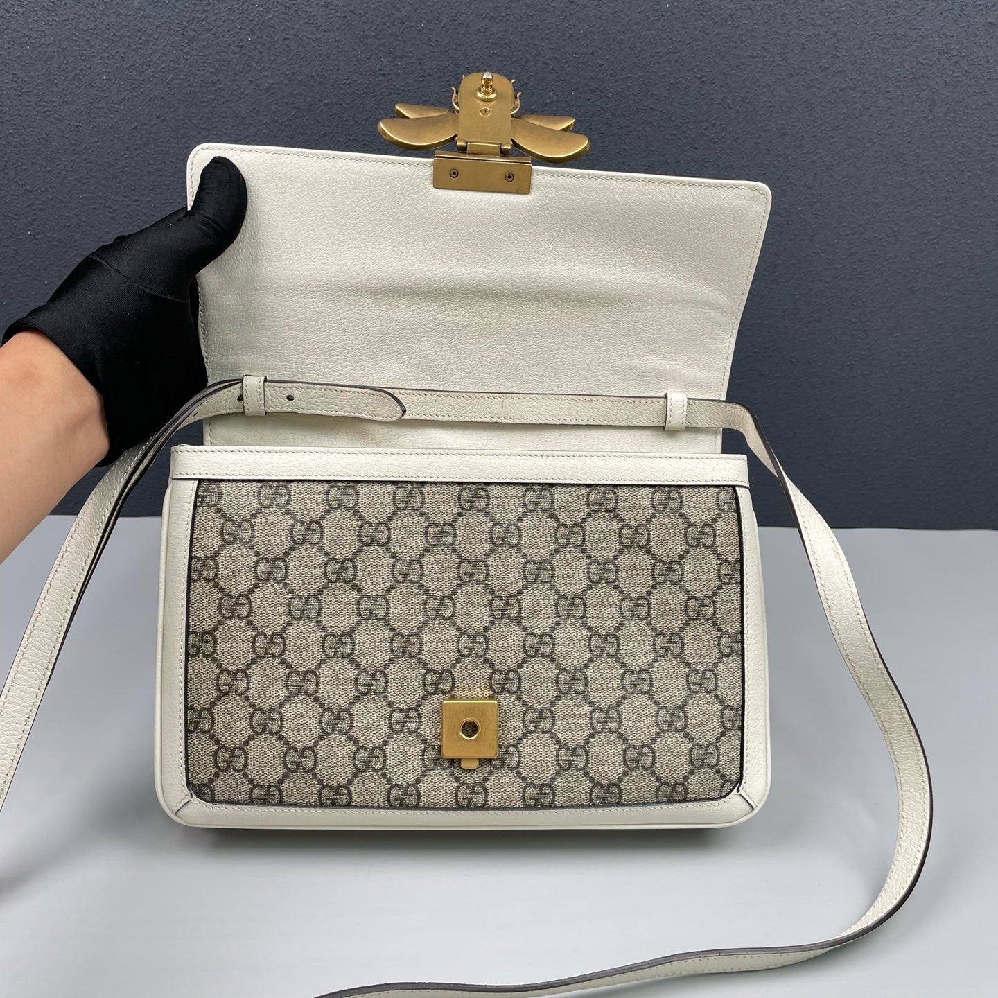 Gucci - Queen Margaret Bee Messenger Bag - GG Supreme coated canvas with grained leather trim - Beige and White with Red/Green Web Stripe - (medium)
