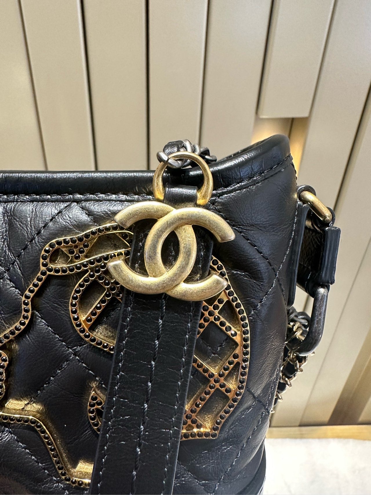 Chanel - Gabrielle Hobo Bag Paris Cosmopolite Small - Aged calfskin leather - Black - (Small)