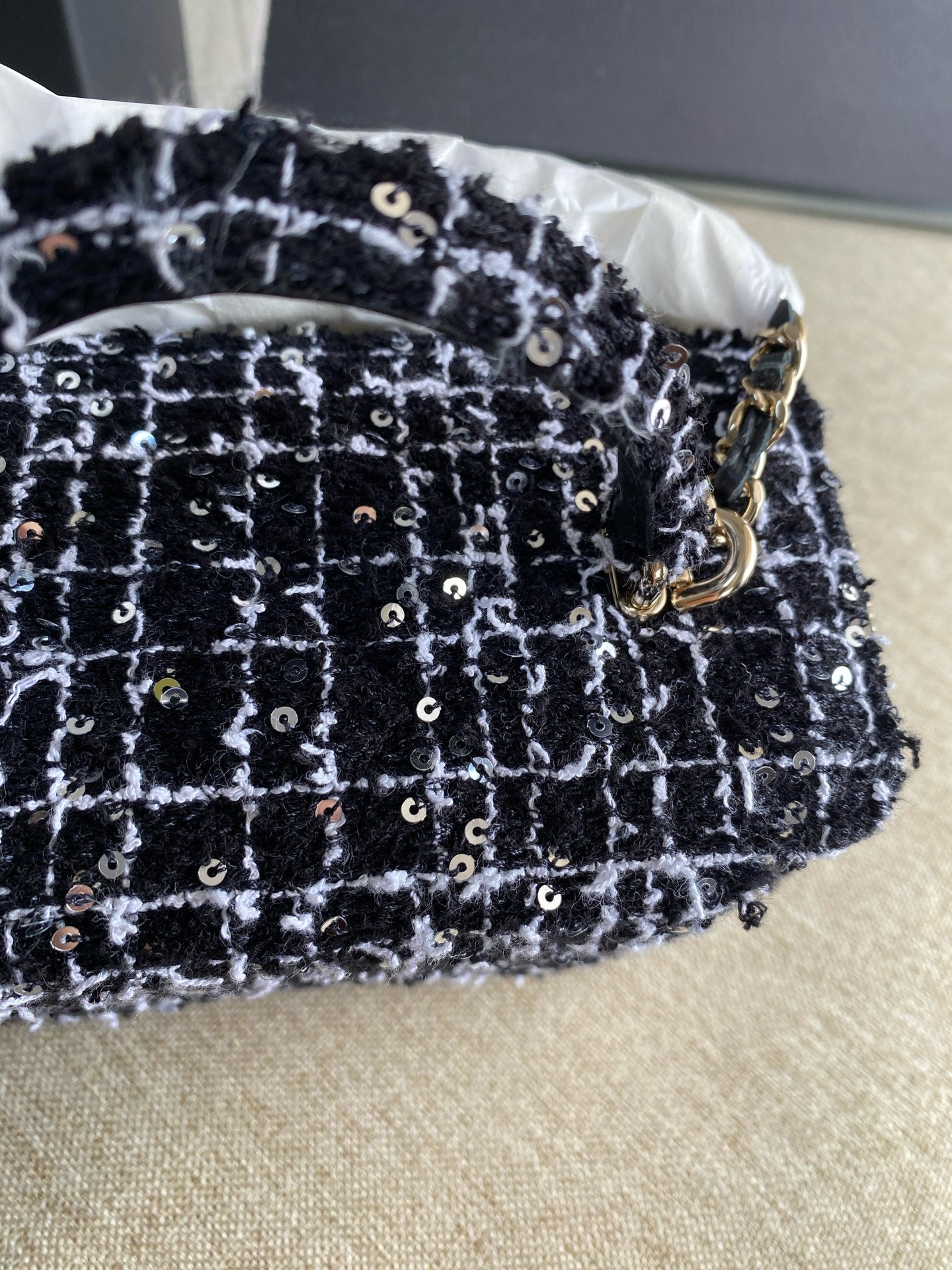 Chanel - Tweed Sequin Cosmetic Box Bag - Tweed and lambskin leather with sequins - Black and White with Gold-Tone Hardware - (mini)