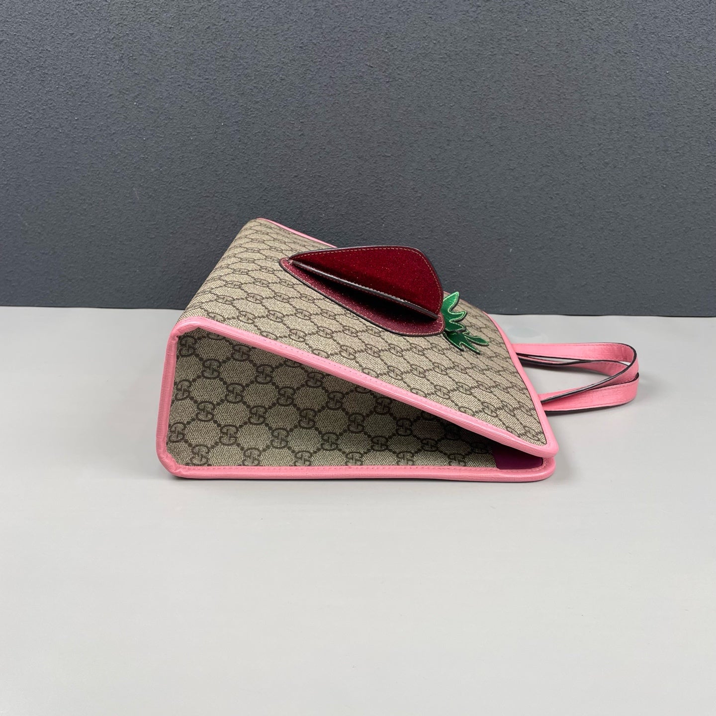 Gucci - GG Supreme Children's Tote with 3D Strawberry - Coated canvas with leather trim and glitter - Multicolour - (medium)