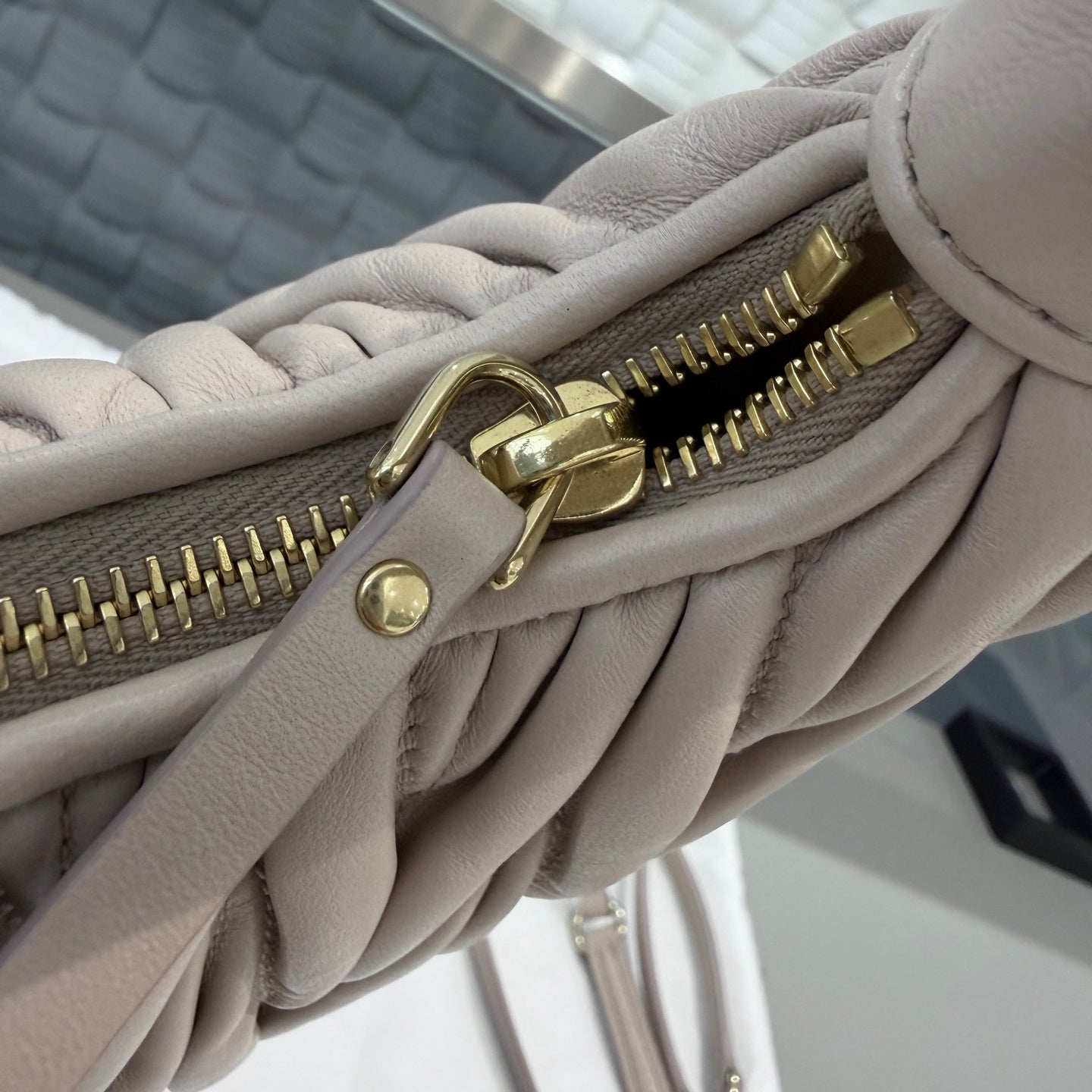 Miu Miu - Matelassé Hobo Shoulder Crossbody Bag - Leather - Pink - (Small)