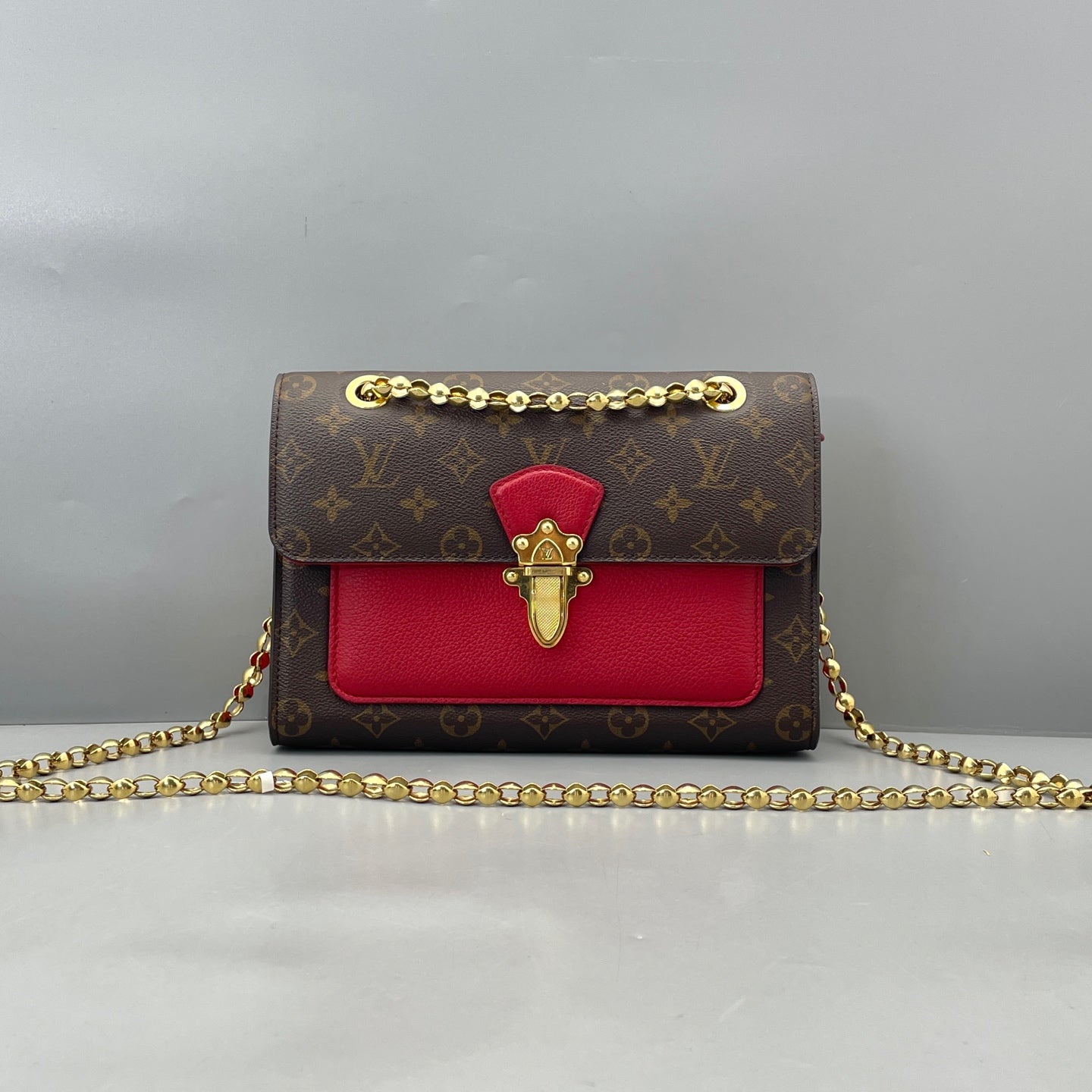 Louis Vuitton - Victoria Chain Bag - Monogram canvas with grained leather accents - Brown and Red with Gold-Tone Hardware - (Medium)