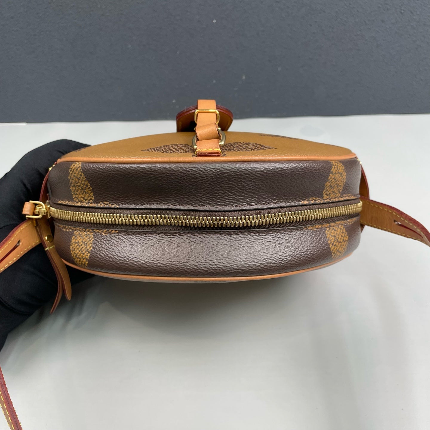Louis Vuitton - Boîte Chapeau Souple - Monogram Giant Reverse coated canvas and Vachetta leather - Brown - (Small)