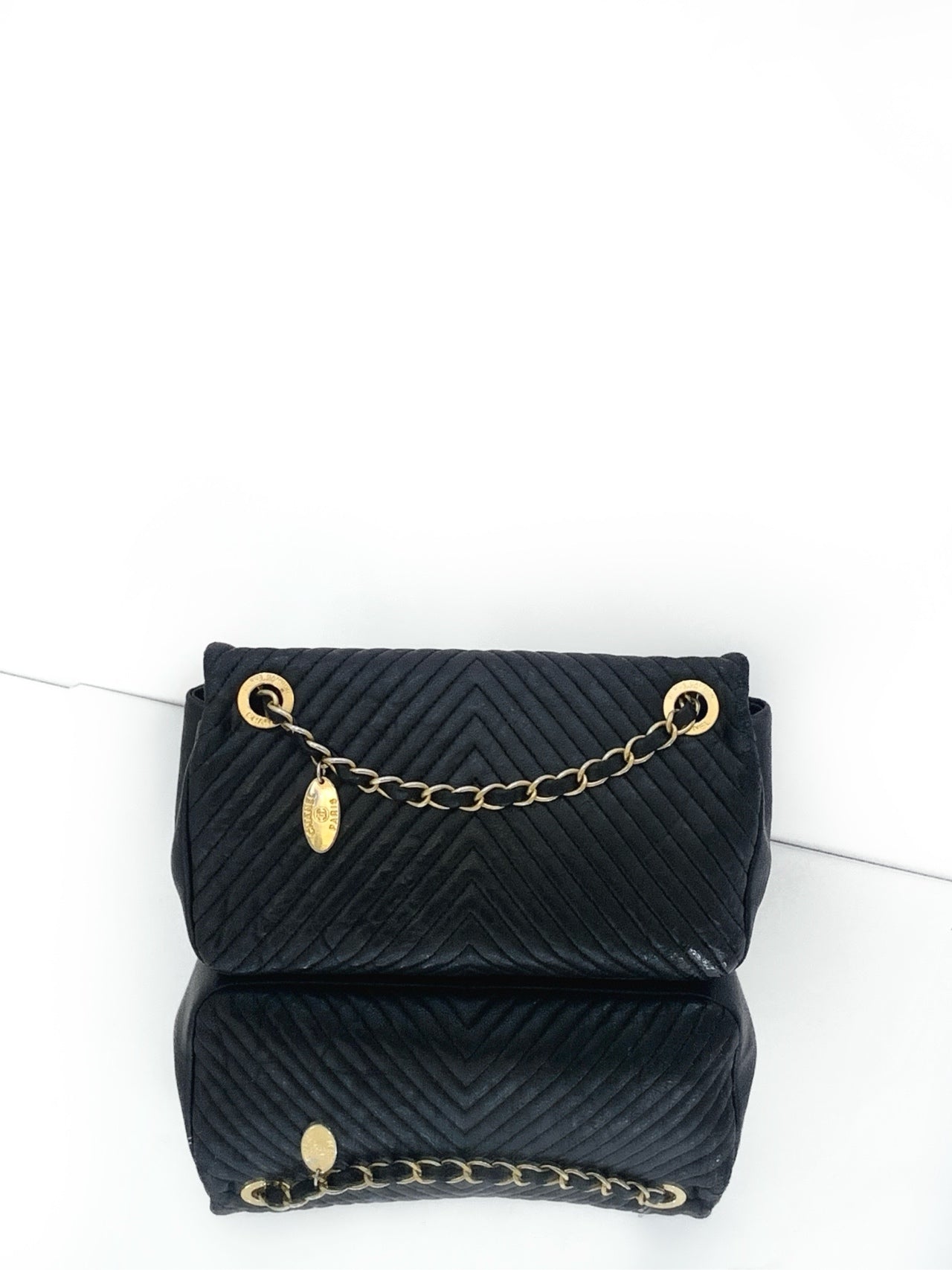 Chanel - CF Small V-Stitch Flap Bag - Leather - Black - (small)