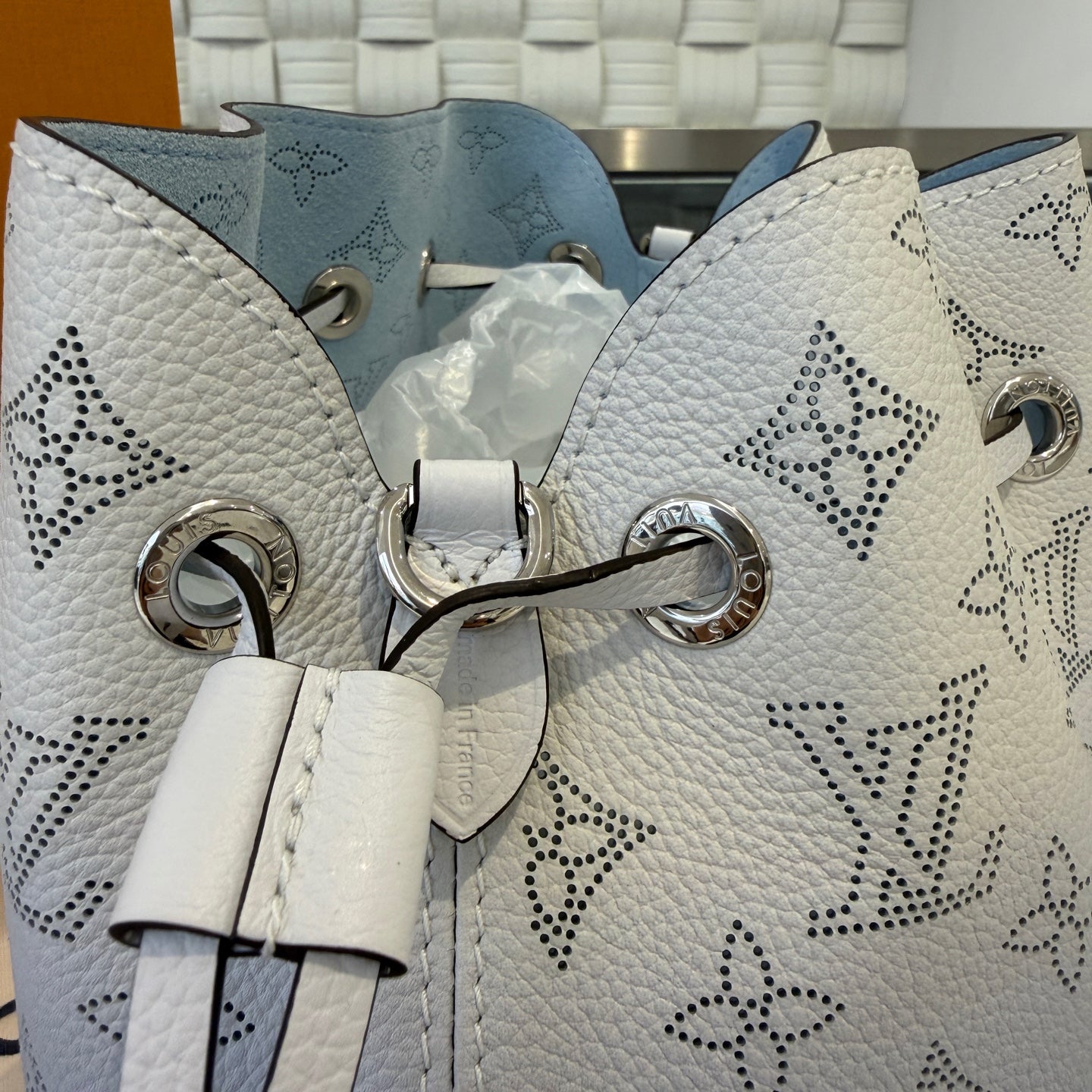 Louis Vuitton - Bella Bucket Bag - Perforated Mahina leather - Gradient White to Blue - (medium)