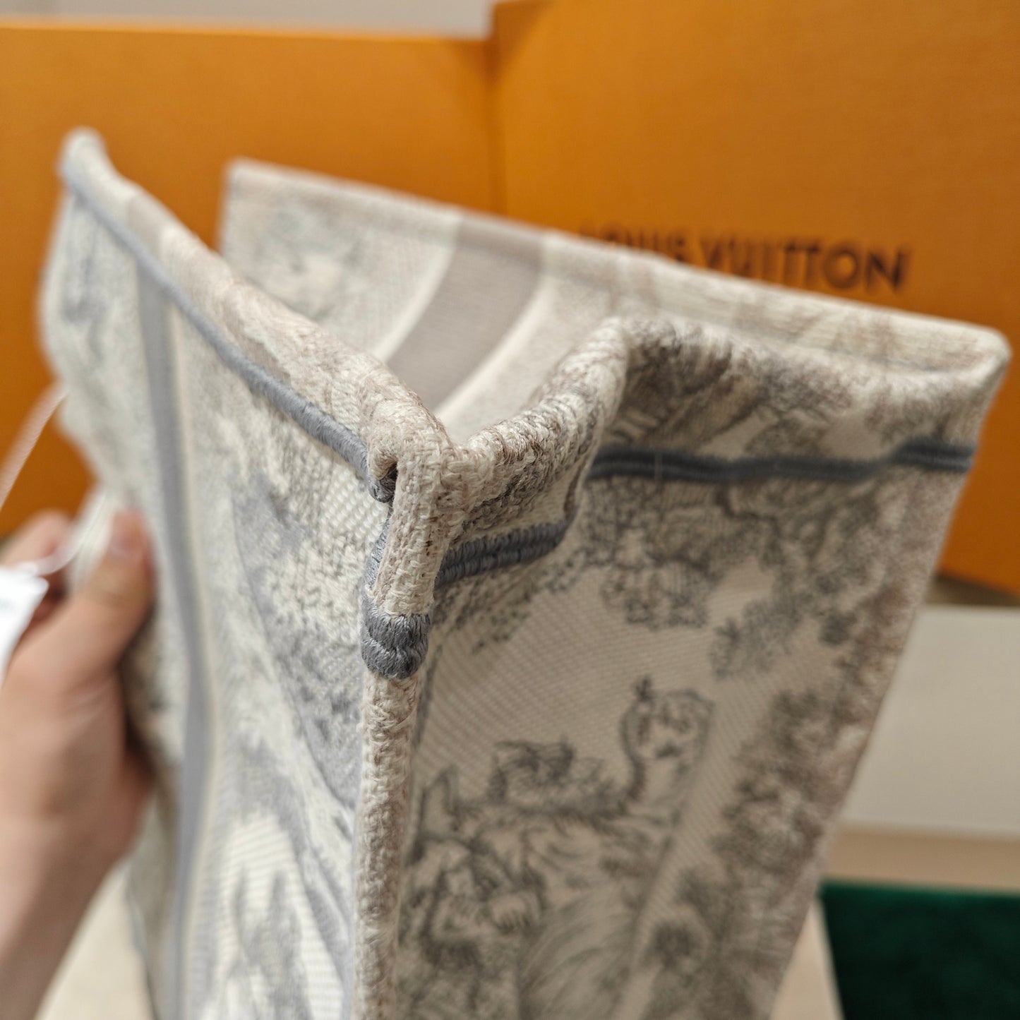 Dior - Book Tote Medium 'Toile de Jouy Sauvage' Animalier - Embroidered canvas - Beige and Grey - (Medium)