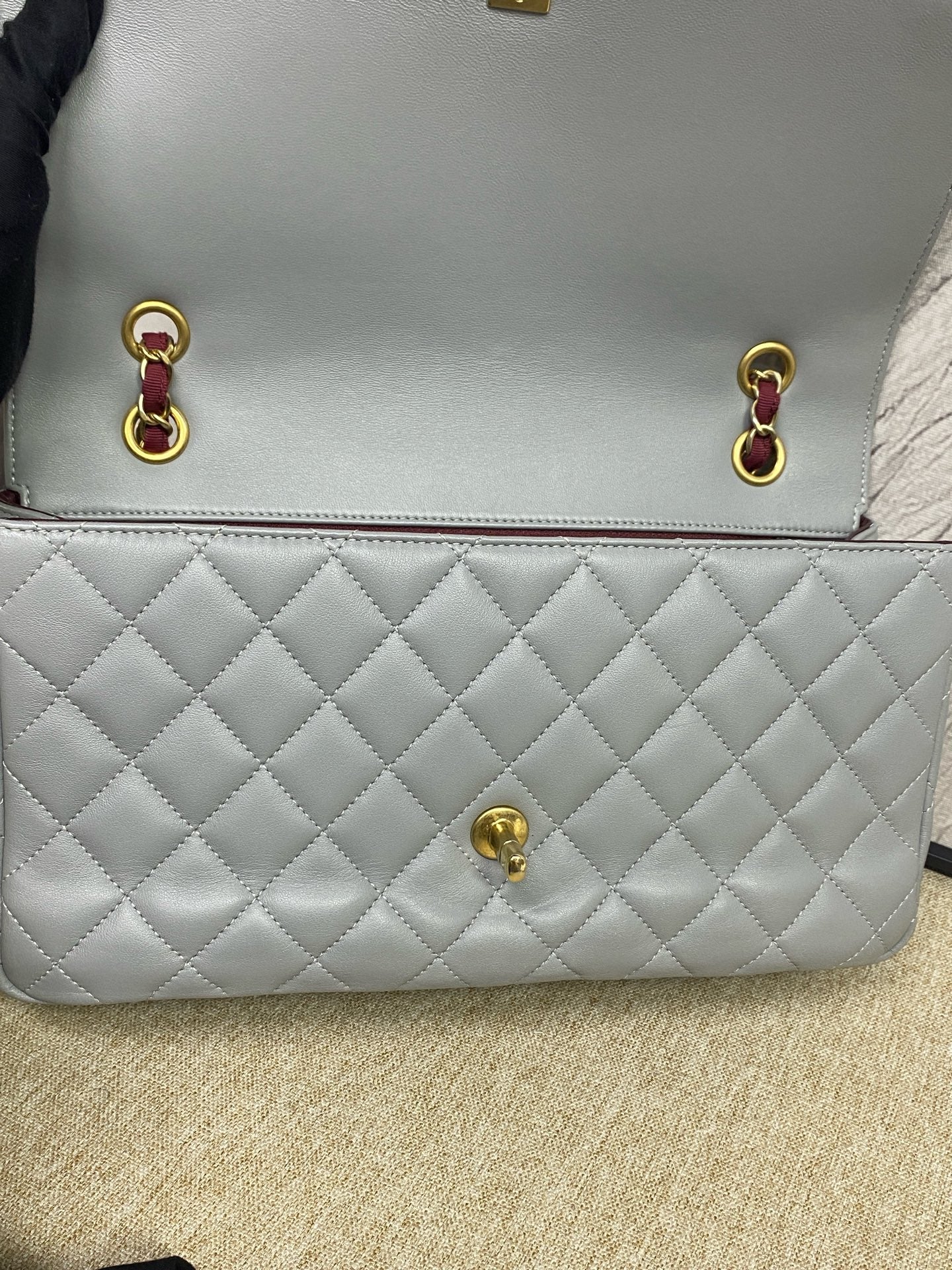 Chanel - Seasonal Classic Flap - Lambskin leather - Grey with Burgundy accents, Gold-Tone Hardware - (Medium)