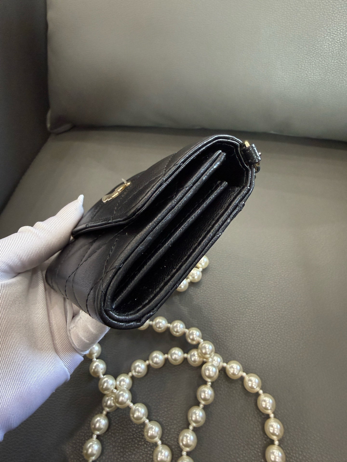Chanel - 22P Pearl Chain Mini Clutch with Chain - Lambskin leather - Black - (mini)