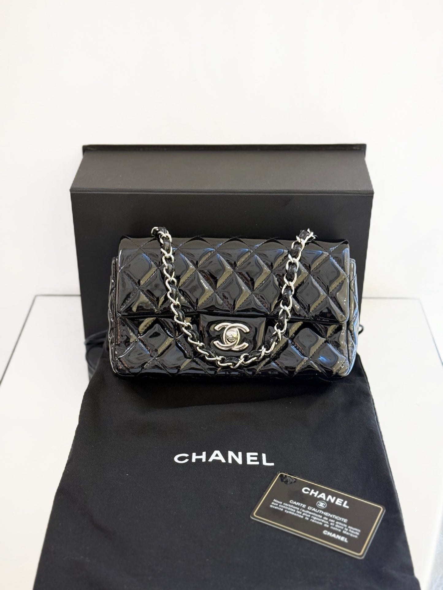 Chanel - Classic Flap Mini - Patent leather - Black - (mini)