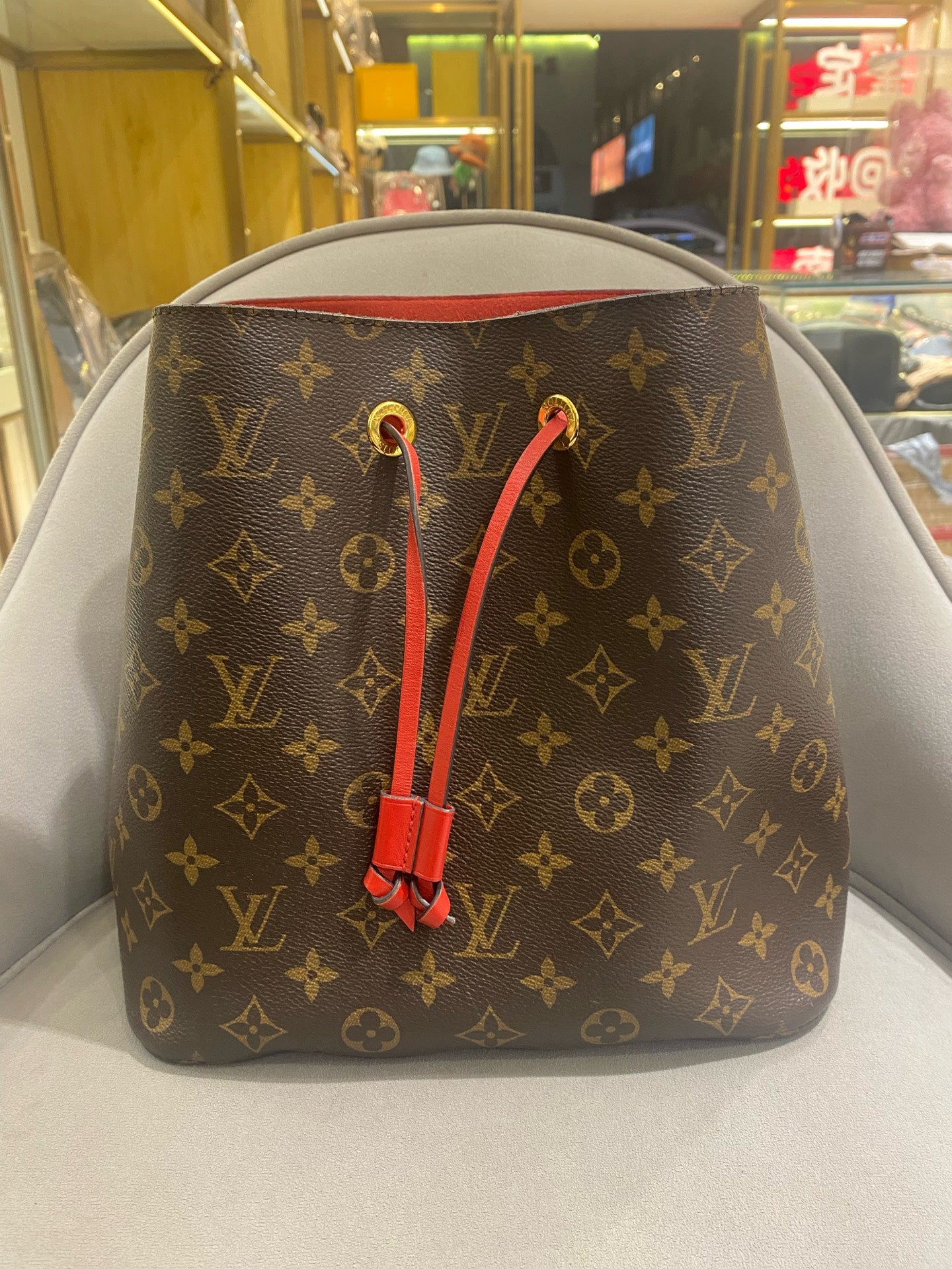 Louis Vuitton - Neonoe MM - Monogram coated canvas with cowhide leather trim - Brown with Red accents - (Medium)