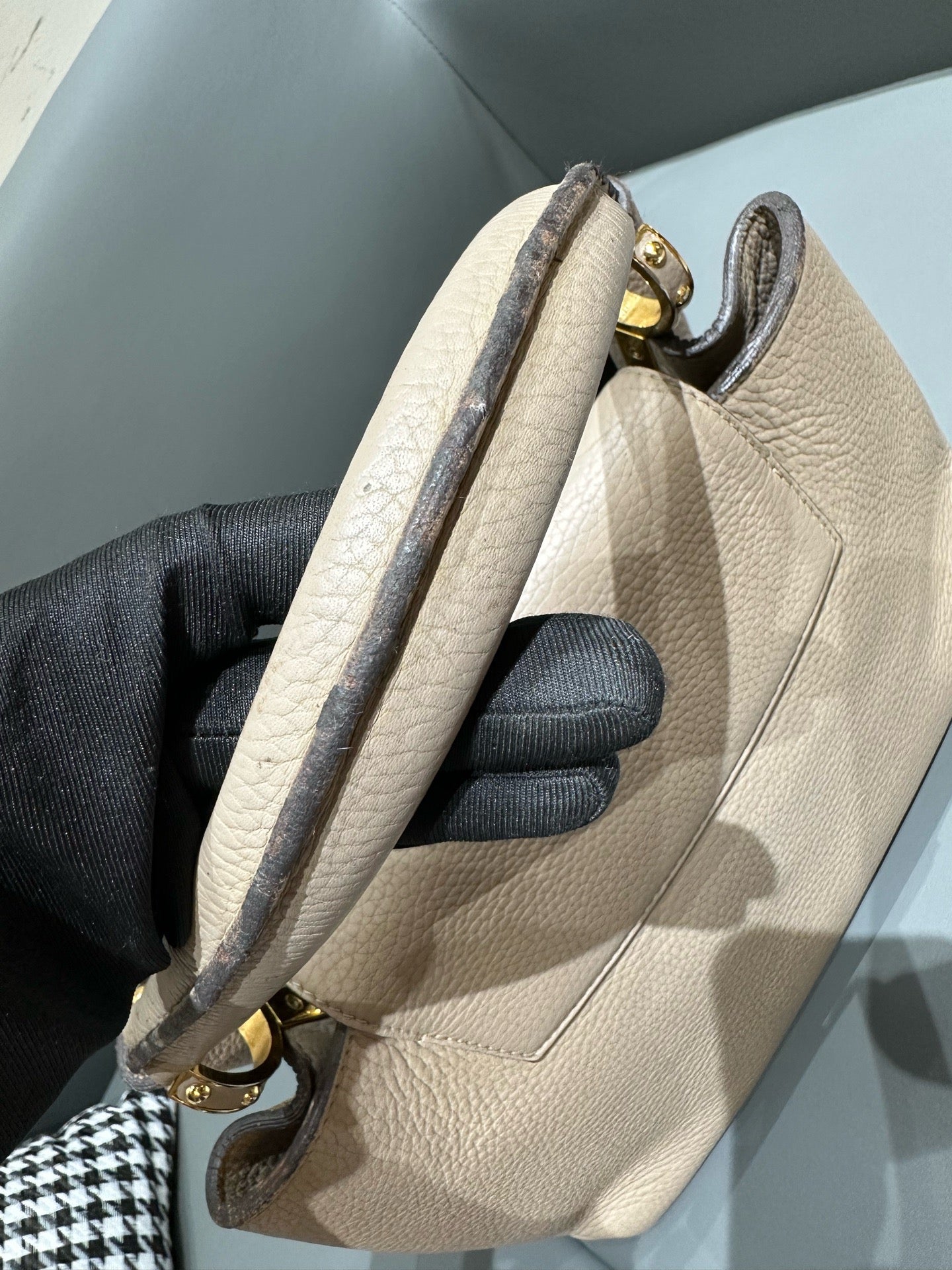 Louis Vuitton - Capucines GM - Taurillon leather - Grey with Gold-Tone Hardware - (Large)