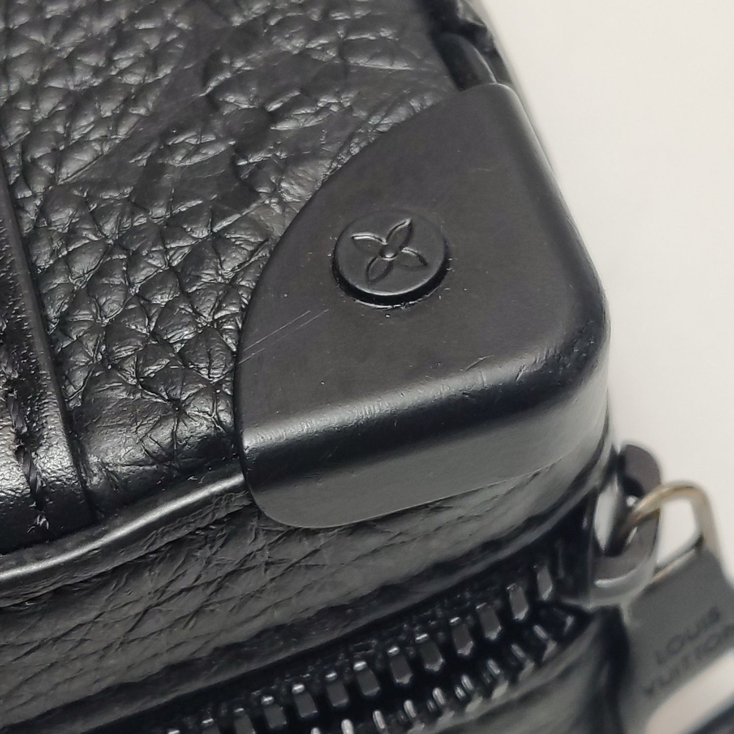 Louis Vuitton - Mini Trunk Messenger - Grained leather - Black - (small)