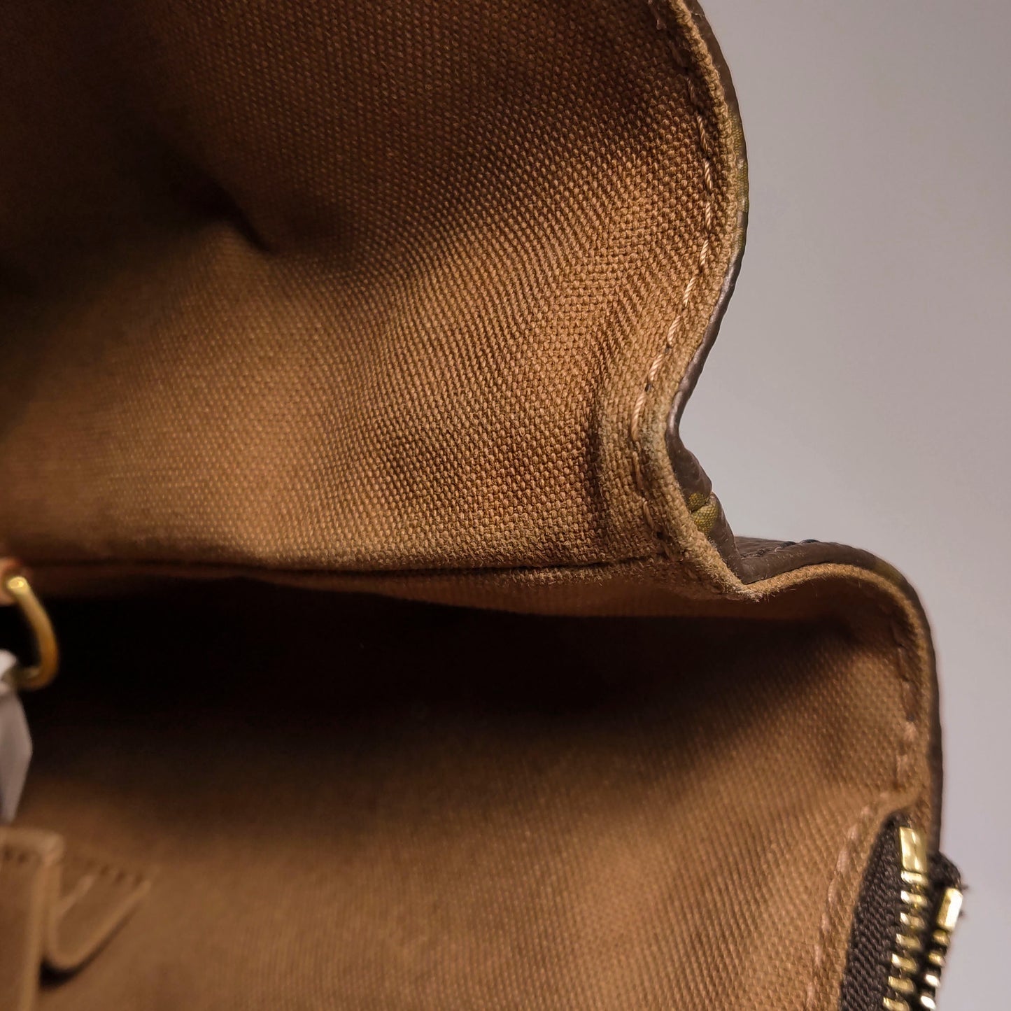 Louis Vuitton - Monogram Canvas Vertical Tote - Monogram coated canvas with natural cowhide leather trim and textile straps - Brown - (Medium)