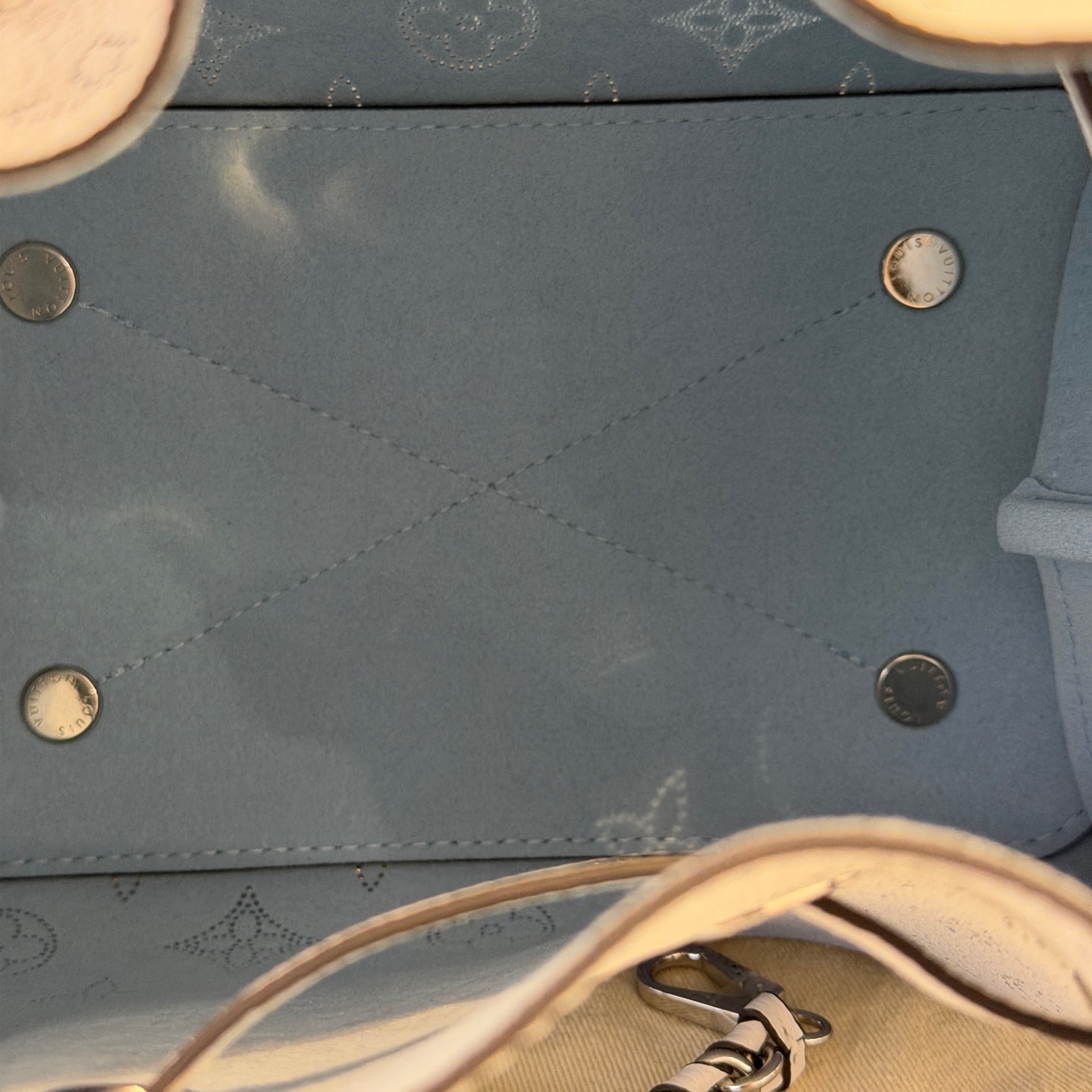 Louis Vuitton - Bella Bucket Bag - Perforated Mahina leather - Gradient White to Blue - (medium)