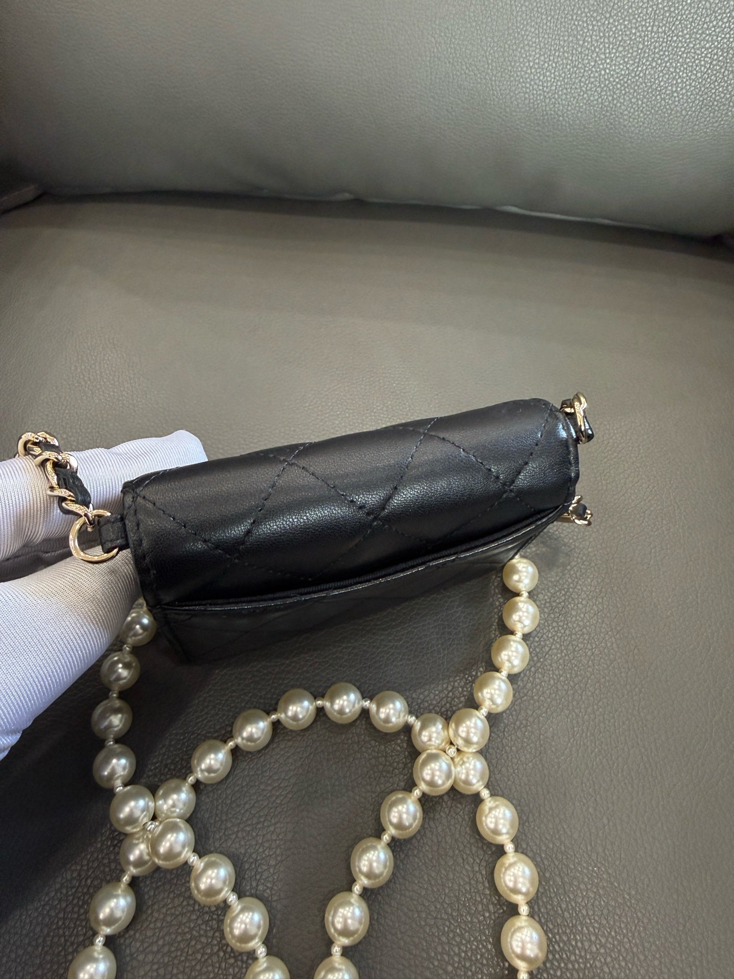 Chanel - 22P Pearl Chain Mini Clutch with Chain - Lambskin leather - Black - (mini)