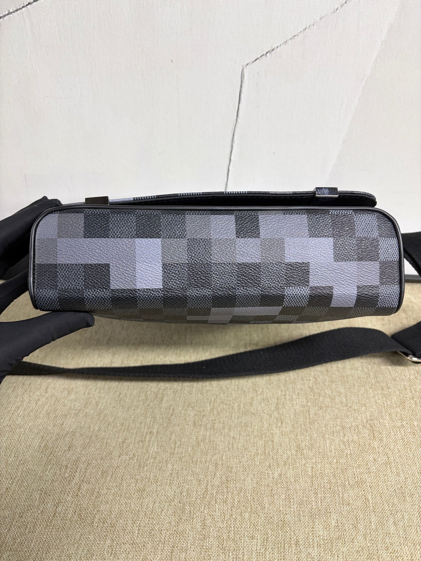 Louis Vuitton - District Messenger PM - Synthetic coated canvas with leather trim - Grey - (Medium)