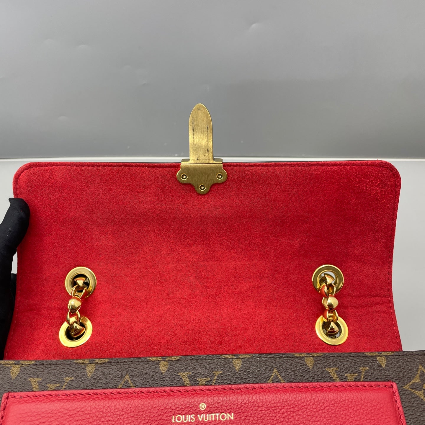 Louis Vuitton - Victoria Chain Bag - Monogram canvas with grained leather accents - Brown and Red with Gold-Tone Hardware - (Medium)