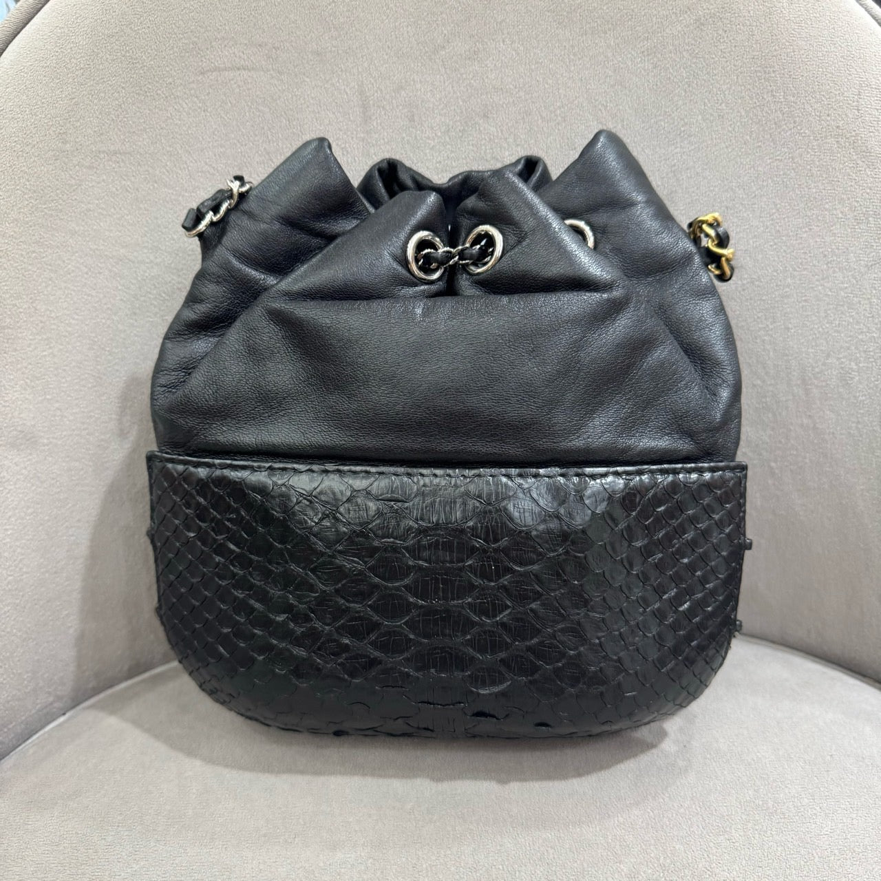 Chanel - Gabrielle Bucket Bag - Leather and Exotic leathers - Python - Black - (mini)